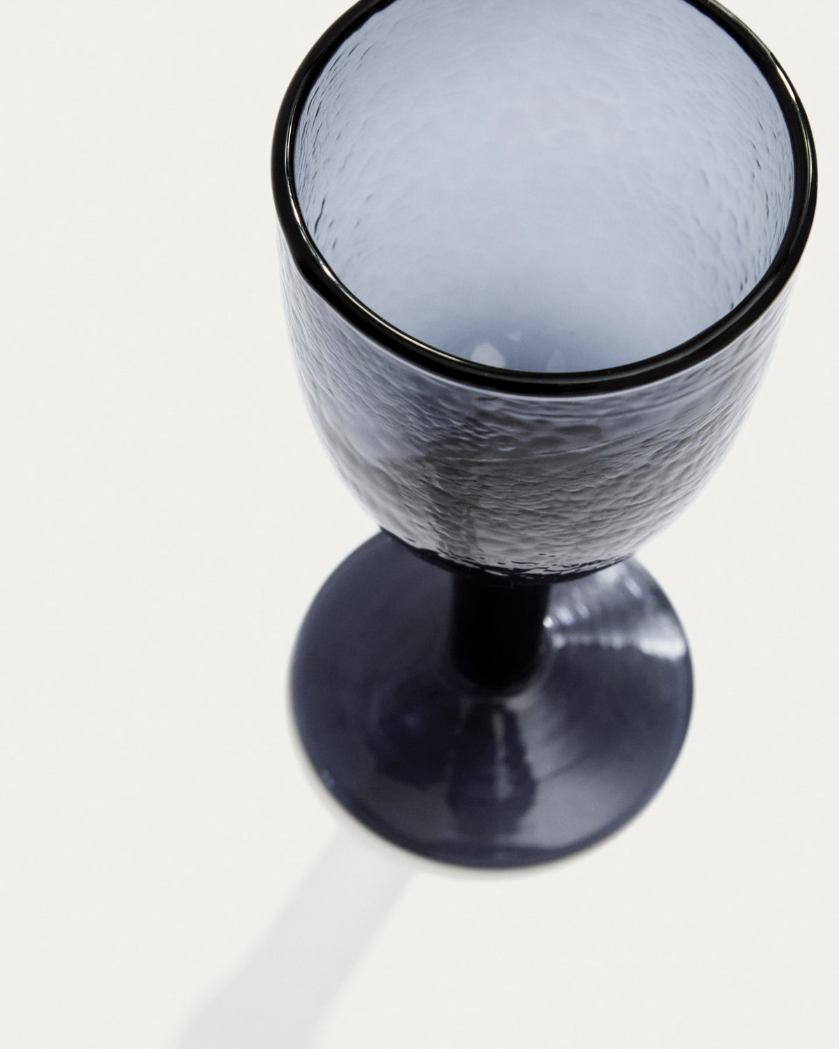 Weinglas Vinea aus blauem Recyclingglas in Blau präsentiert im Onlineshop von KAQTU Design AG. Wein- & Sektglas ist von Kave Home
