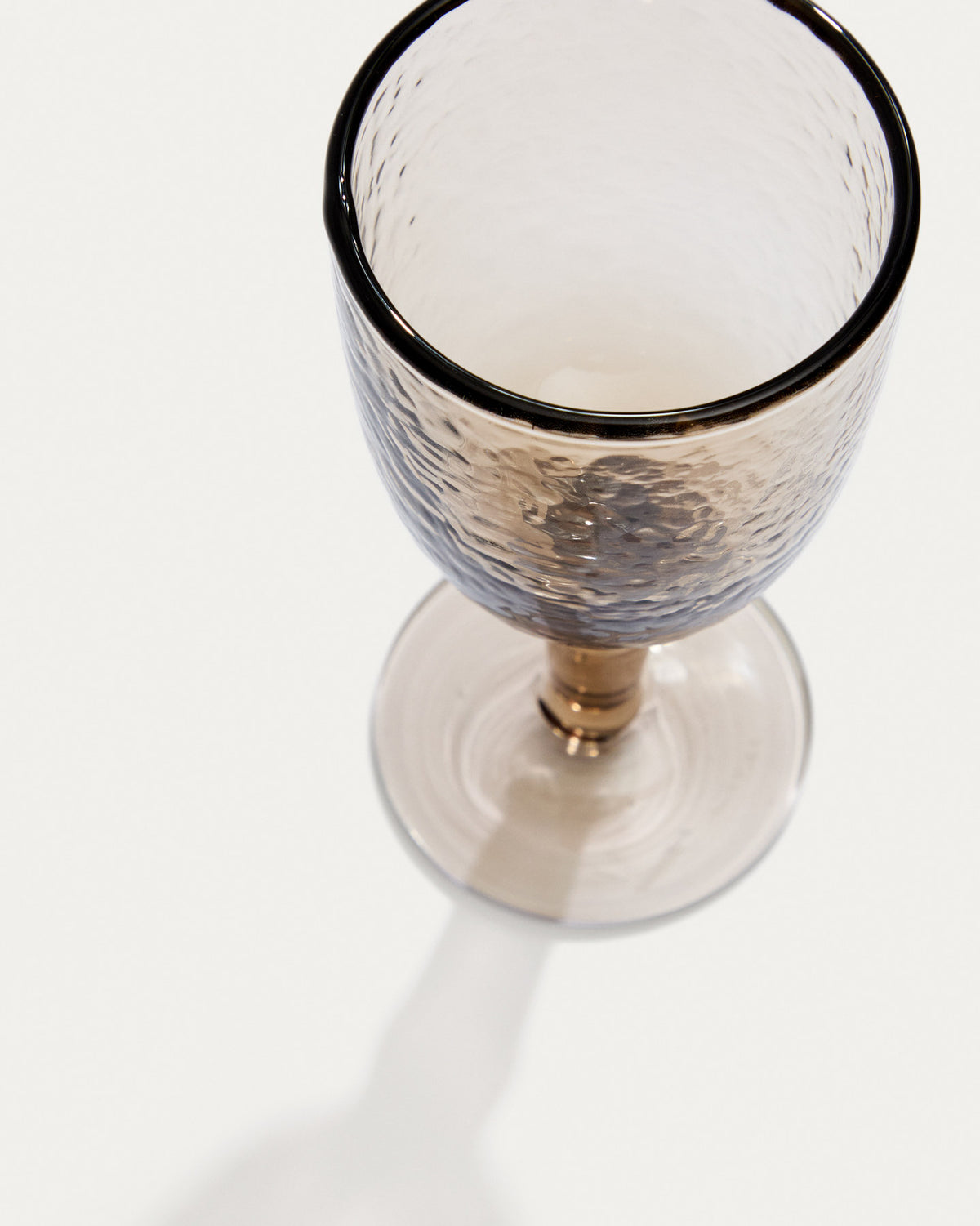 Weinglas Vinea aus braunem Recyclingglas in Braun präsentiert im Onlineshop von KAQTU Design AG. Wein- & Sektglas ist von Kave Home