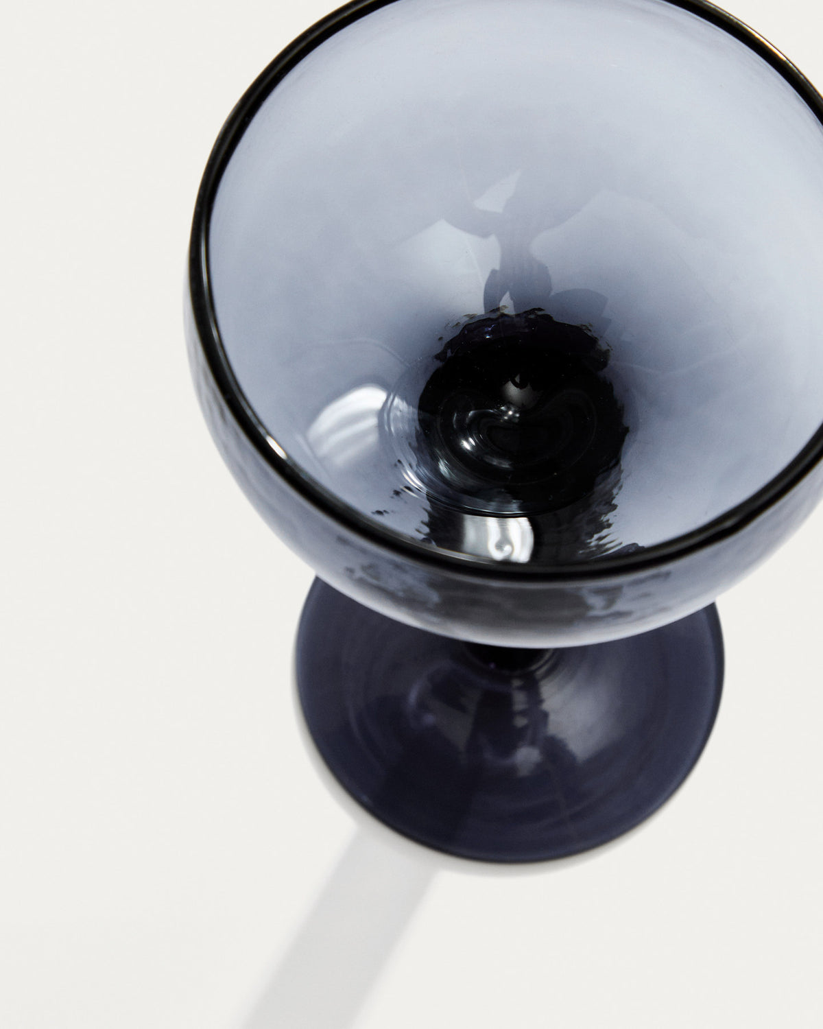 Weinglas Vinea aus blauem Recyclingglas in Blau präsentiert im Onlineshop von KAQTU Design AG. Wein- & Sektglas ist von Kave Home