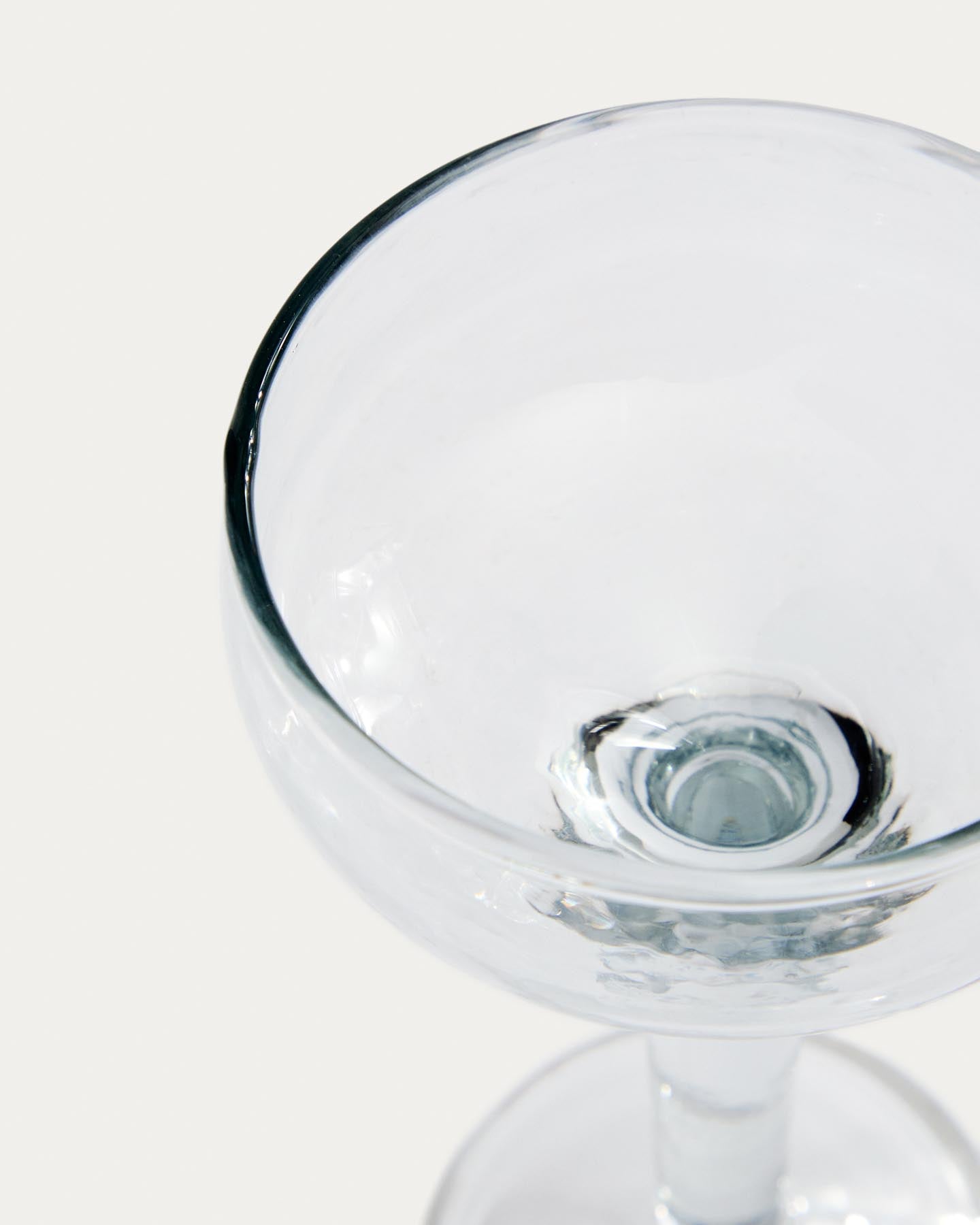 Weinglas Vinea aus Recyclingglas in Transparent präsentiert im Onlineshop von KAQTU Design AG. Wein- & Sektglas ist von Kave Home