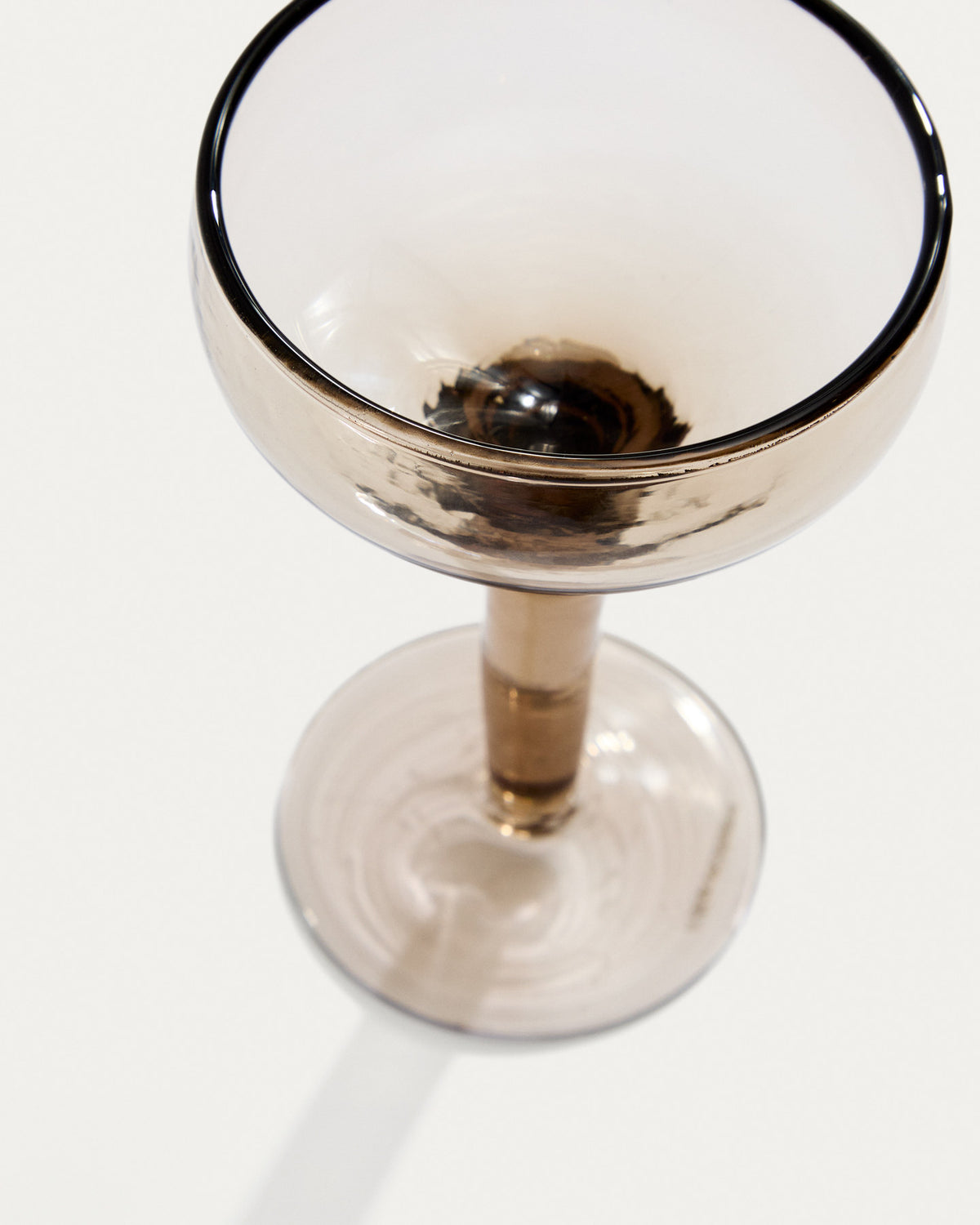Weinglas Vinea aus braunem Recyclingglas in Braun präsentiert im Onlineshop von KAQTU Design AG. Wein- & Sektglas ist von Kave Home