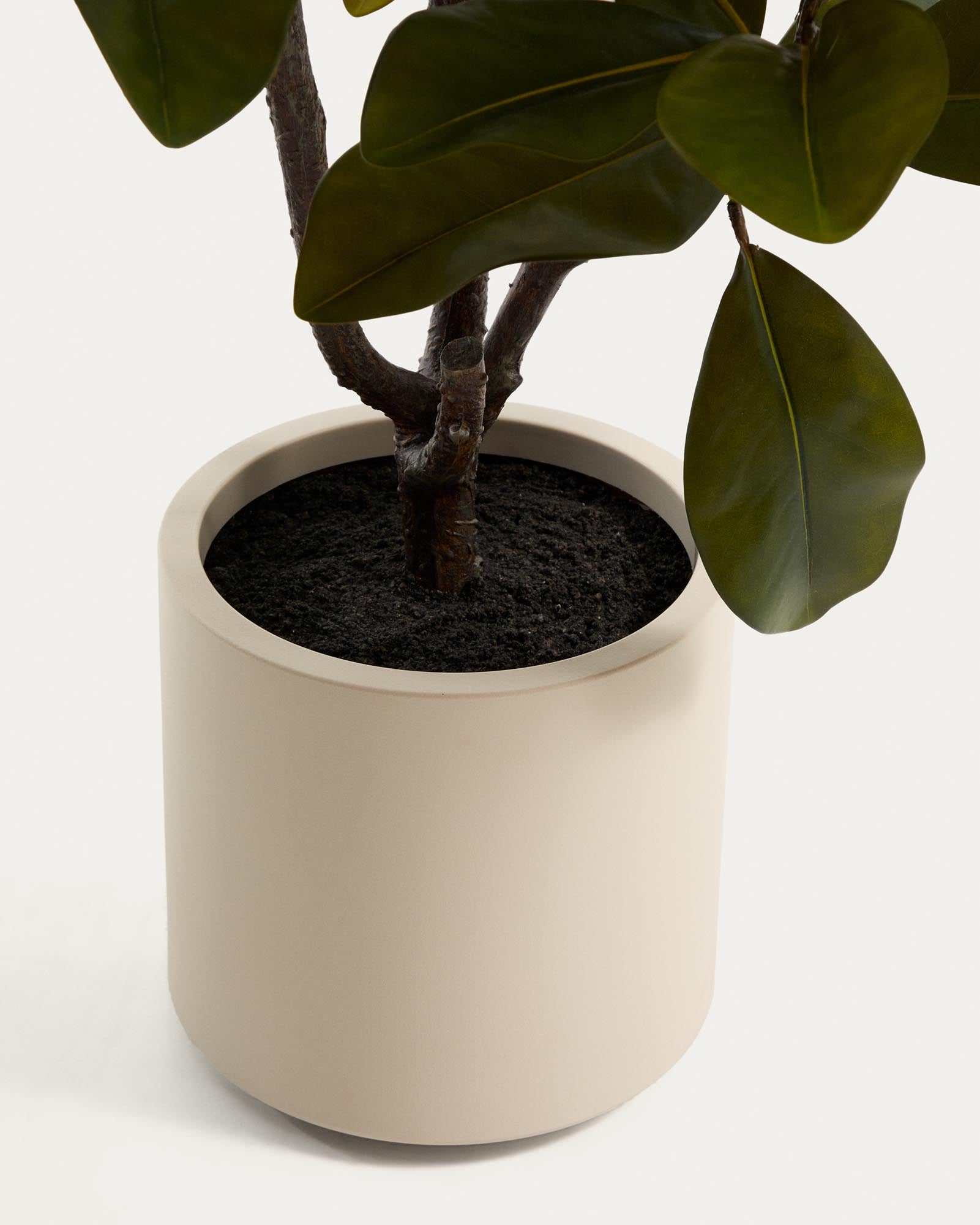 Eleganter künstlicher Magnolienbaum in einem schlichten weißen Topf, 160 cm hoch, ideal für eine ansprechende und pflegeleichte Inneneinrichtung.