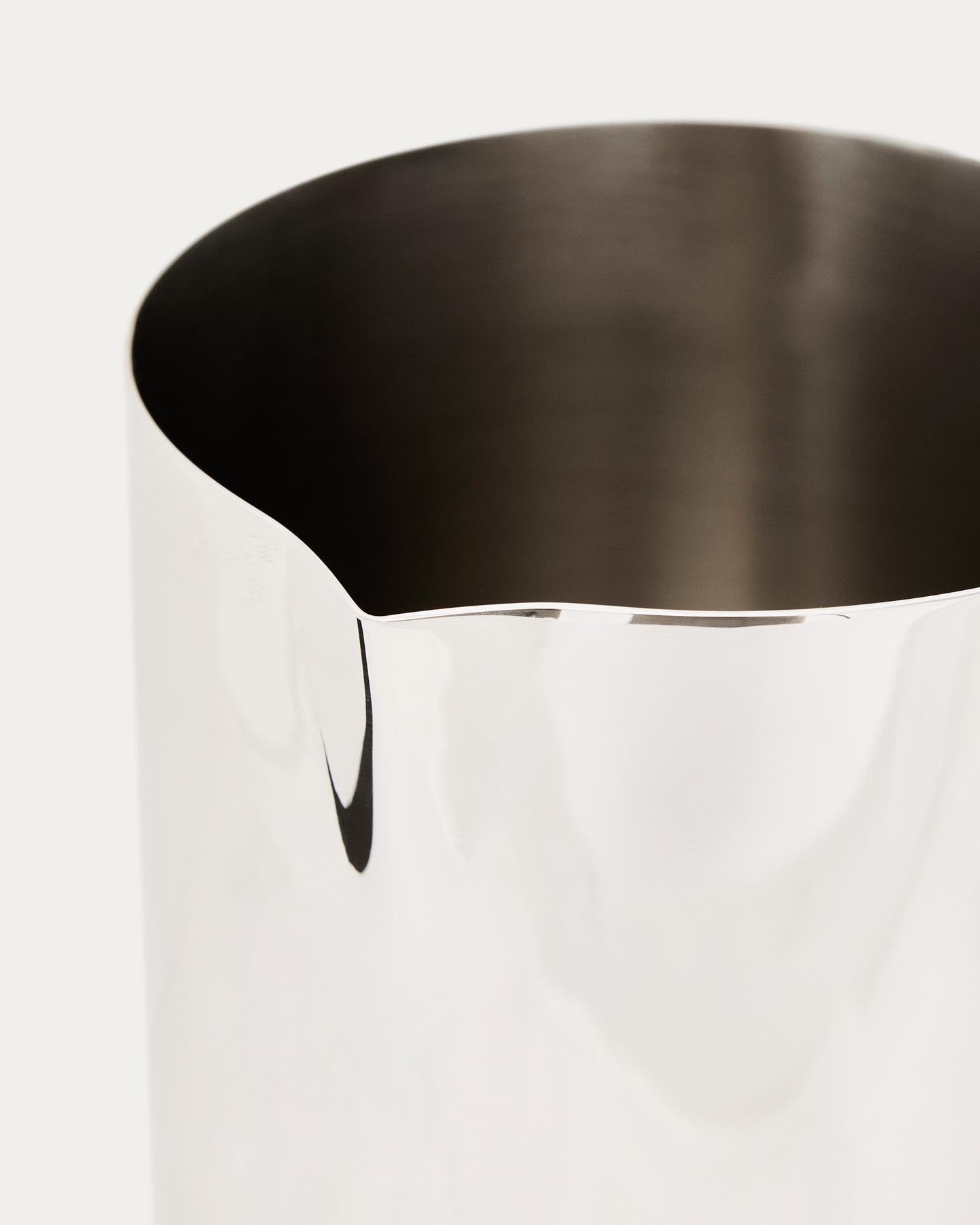 Krug Nirela aus Edelstahl in Silber präsentiert im Onlineshop von KAQTU Design AG. Krug ist von Kave Home