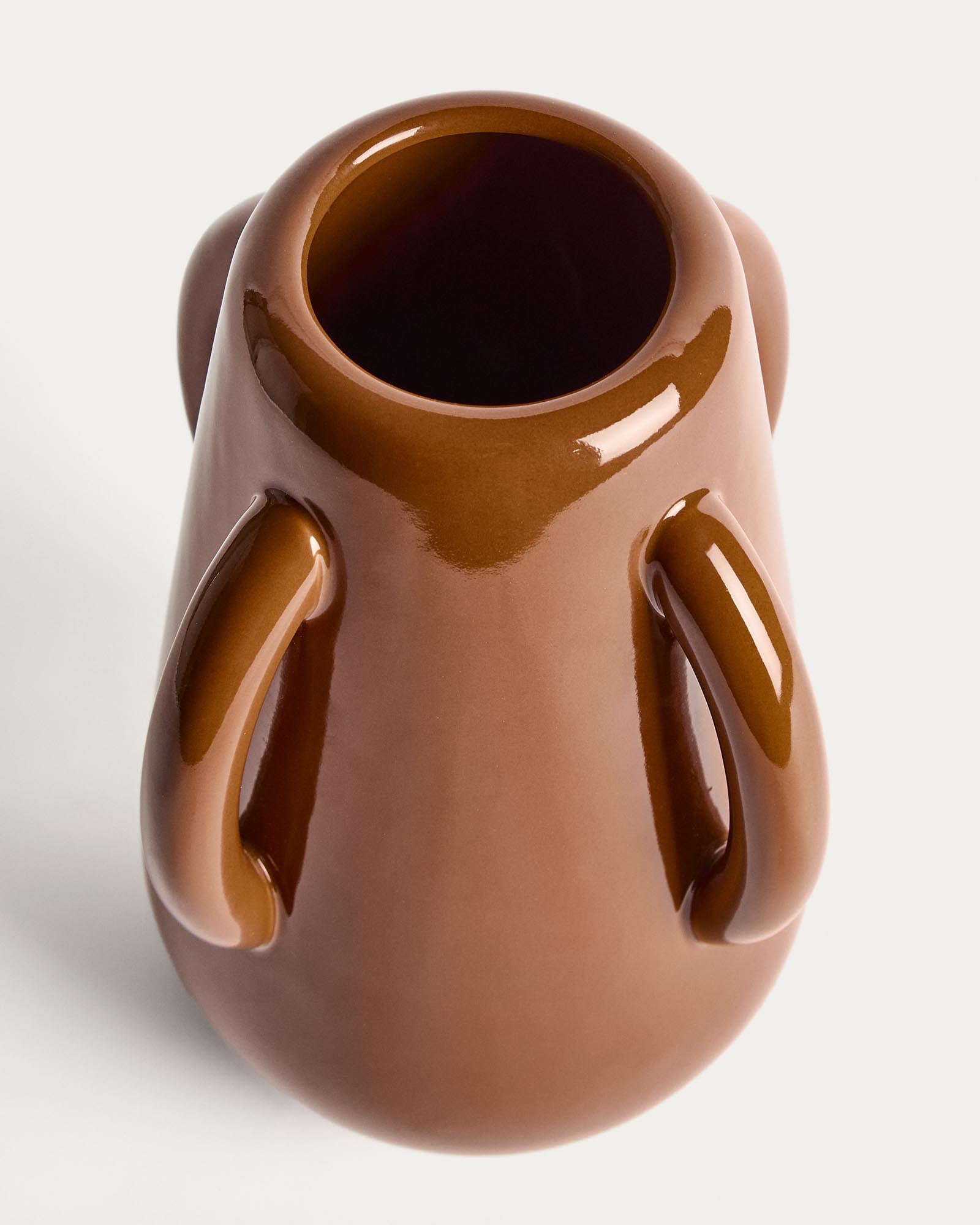 Vase Odra aus brauner Keramik mit glänzendem Finish, 25,5 cm in Braun präsentiert im Onlineshop von KAQTU Design AG. Vase ist von Kave Home