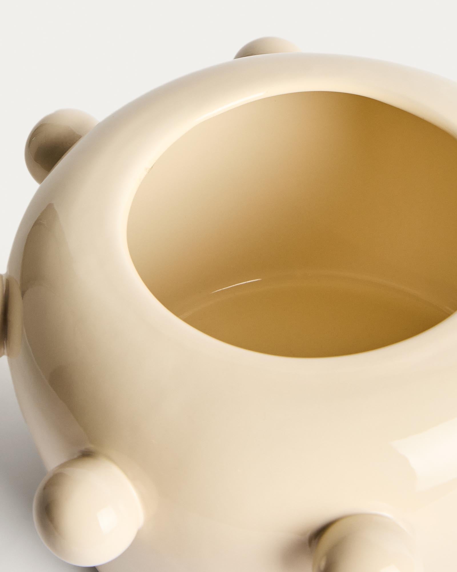 Elegante Vase Odra in edlem Ecru, gefertigt aus hochwertiger Keramik mit glänzender Oberfläche, Höhe 17 cm – stilvolles Wohnaccessoire von Kave Home.