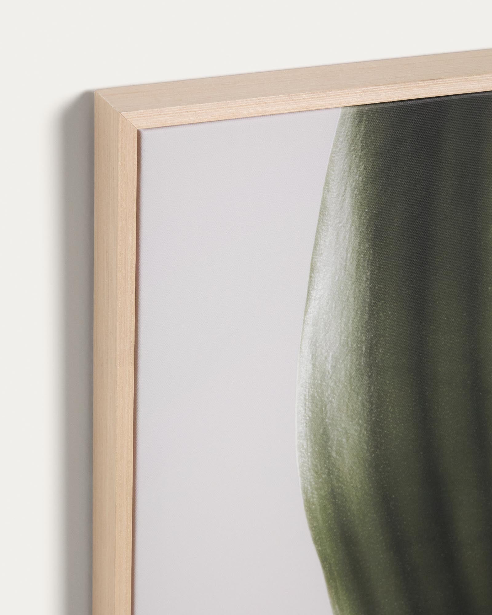 Elegante Fotografie eines grünen Blatts, 52 x 72 cm, ideal für moderne Wohnräume. Kunstwerk von Kave Home, erhältlich bei KAQTU Design AG.