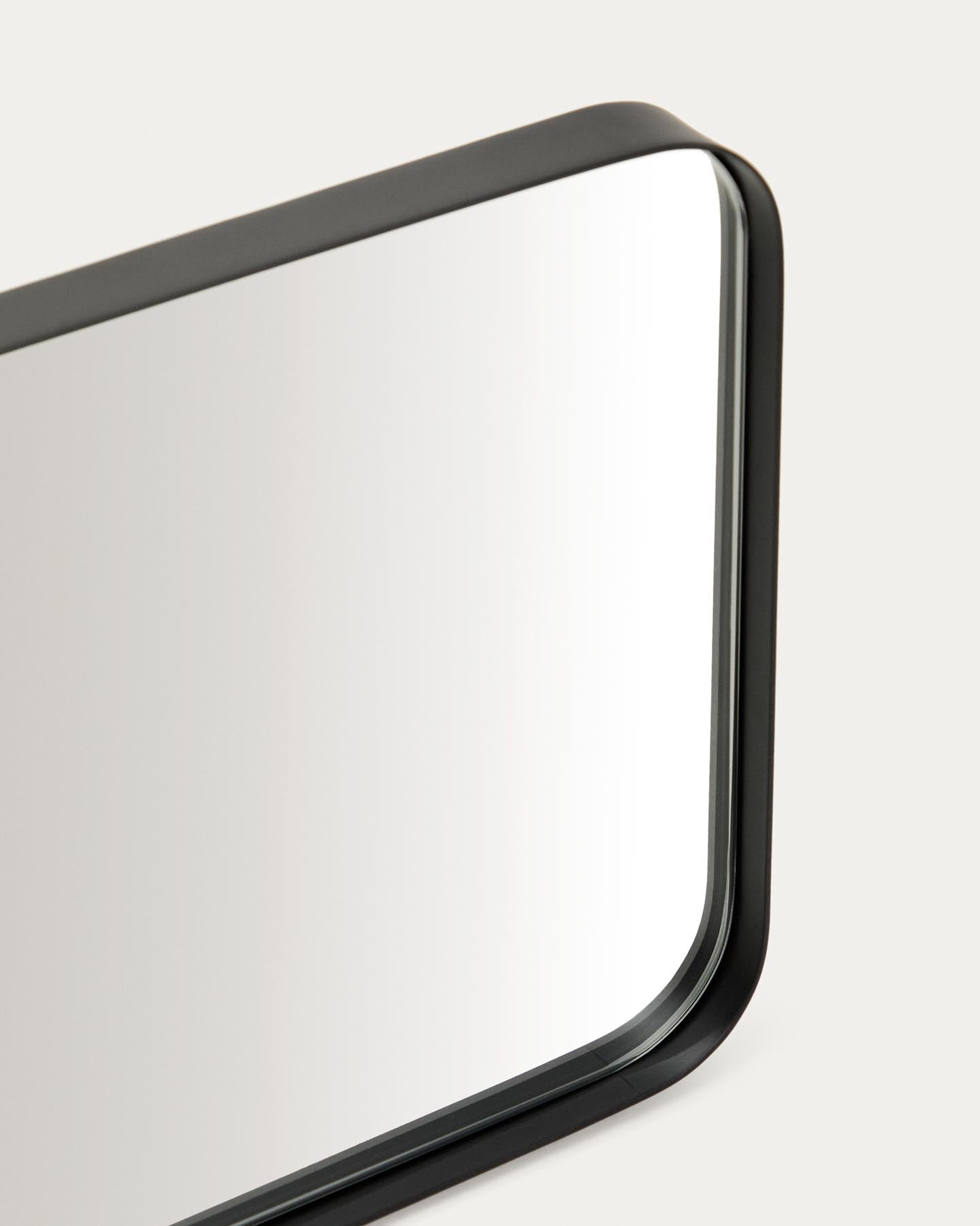 Spiegel Marco mit schwarzem Metall, 55,5 x 150,5 cm in Schwarz präsentiert im Onlineshop von KAQTU Design AG. Spiegel ist von Kave Home