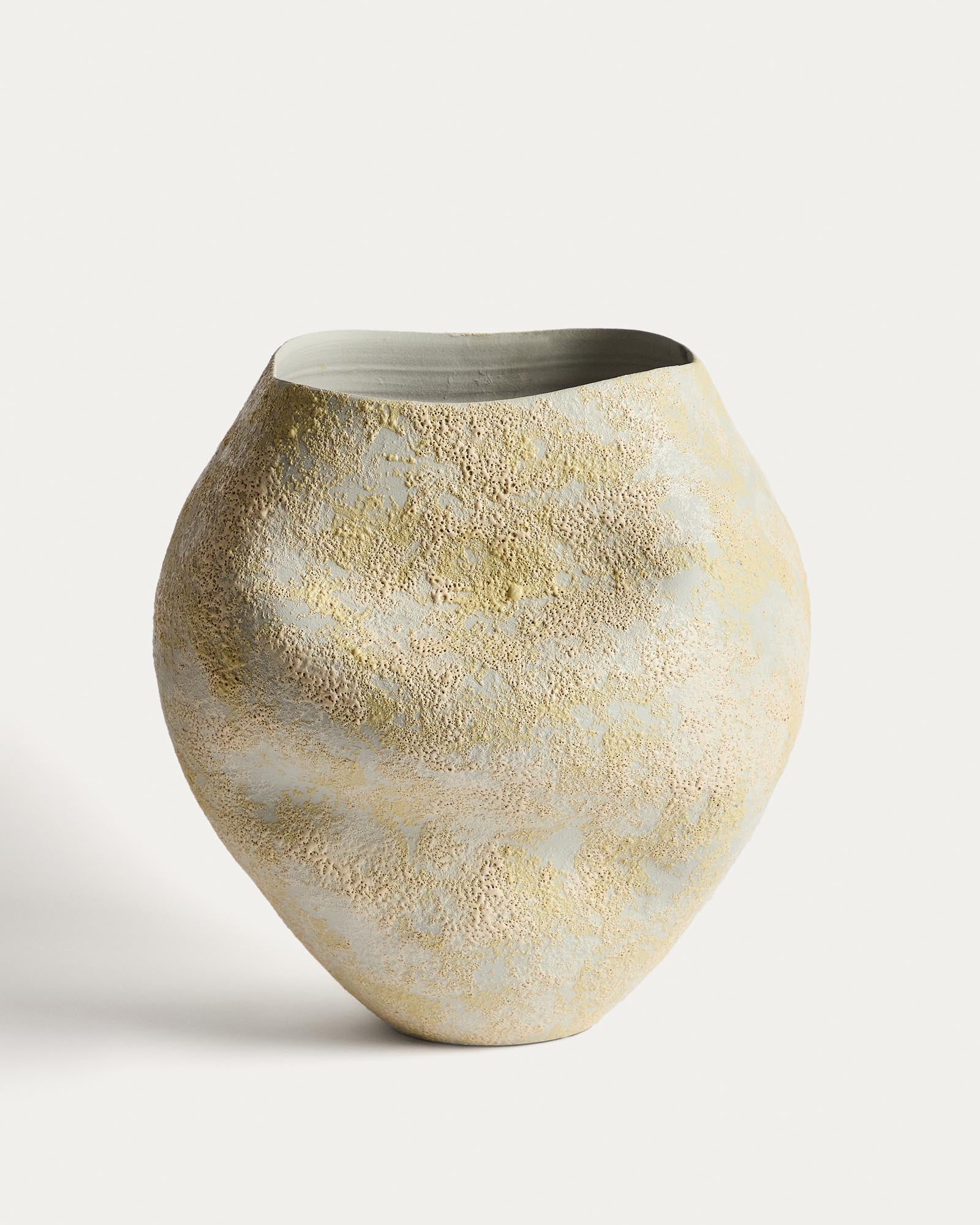 Keramikvase Medira in Ecru und Gelb, 35,5 cm in Gelb präsentiert im Onlineshop von KAQTU Design AG. Vase ist von Kave Home