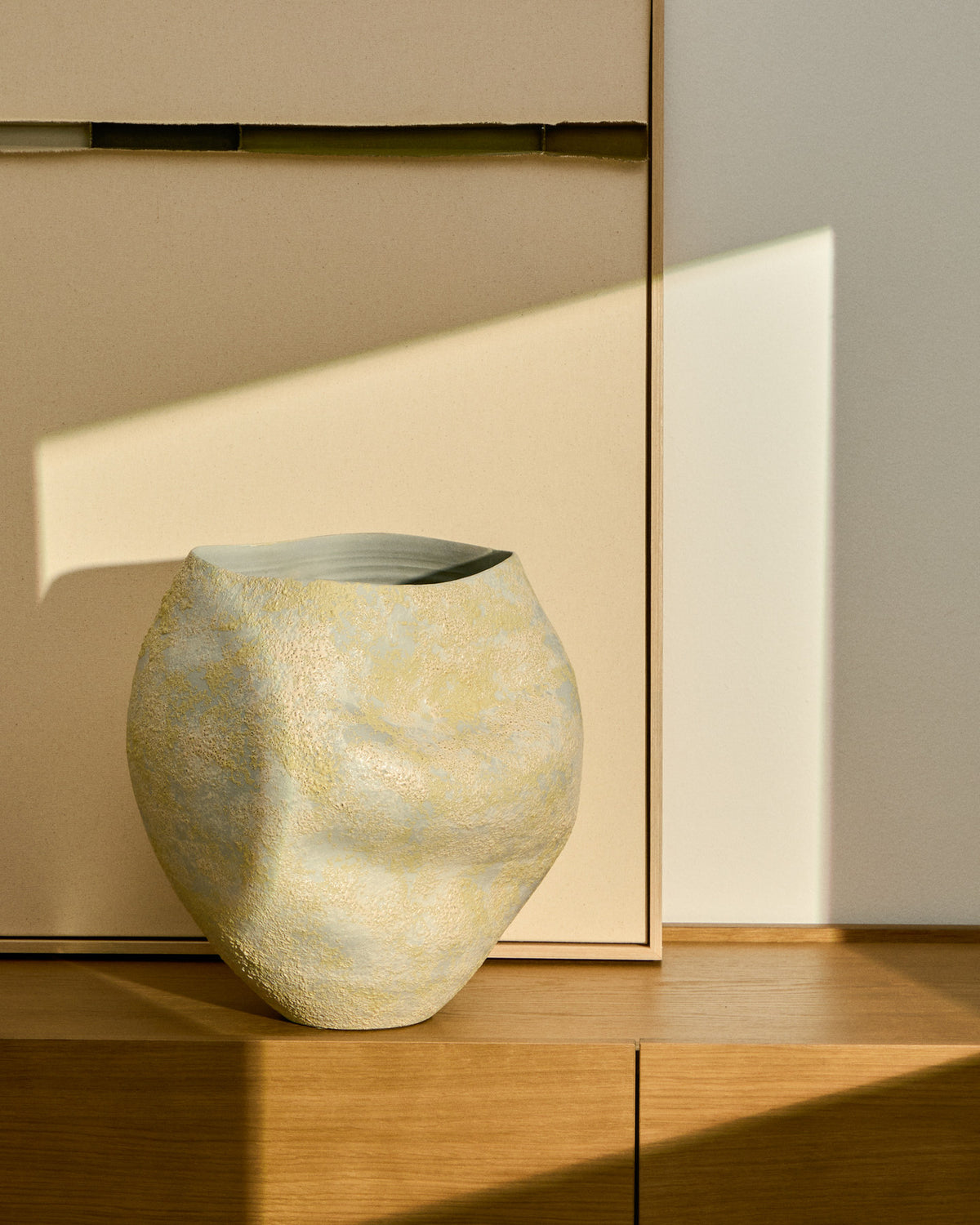 Keramikvase Medira in Ecru und Gelb, 35,5 cm in Gelb präsentiert im Onlineshop von KAQTU Design AG. Vase ist von Kave Home