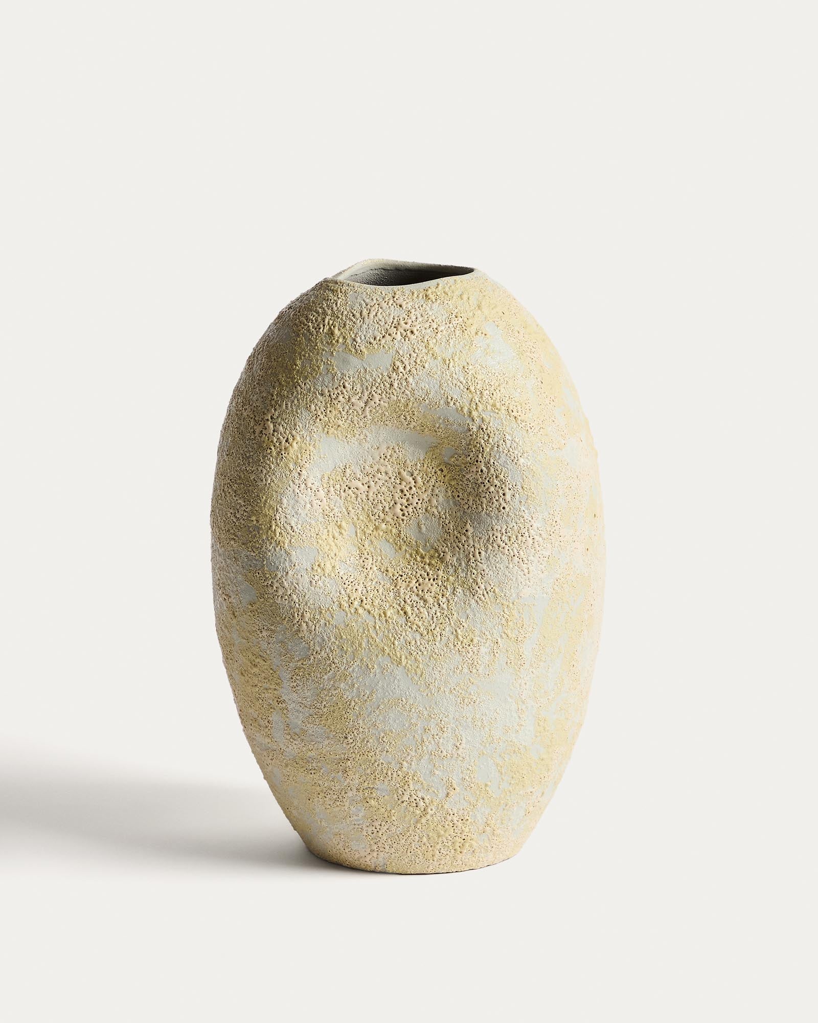 Keramikvase Medira in Ecru und Gelb, 32,5 cm in Gelb präsentiert im Onlineshop von KAQTU Design AG. Vase ist von Kave Home
