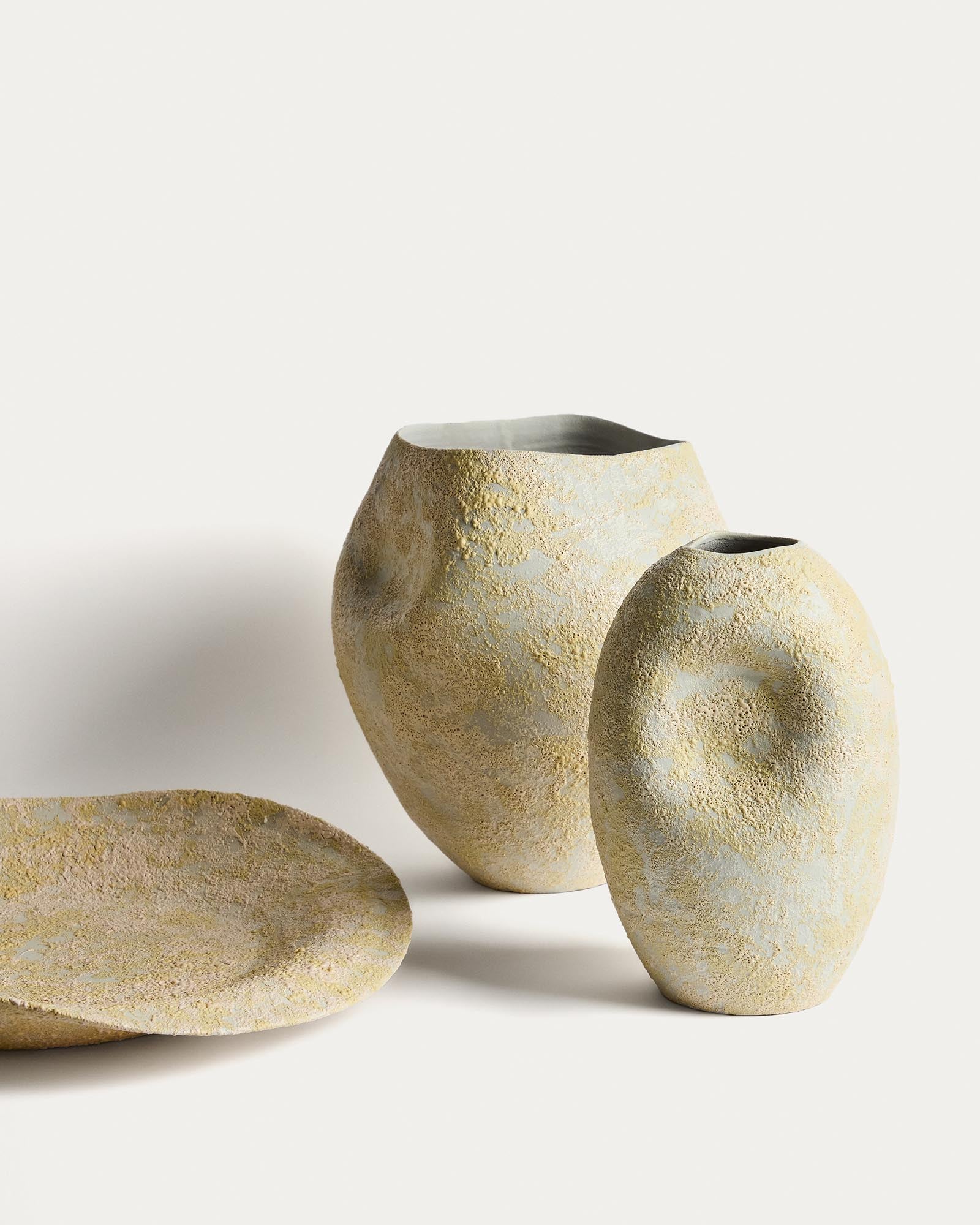 Elegante Keramikvase Medira in sanften Ecru- und Gelbtönen, 32,5 cm hoch, ideal für kreative Blumenarrangements und stilvolle Dekoration.