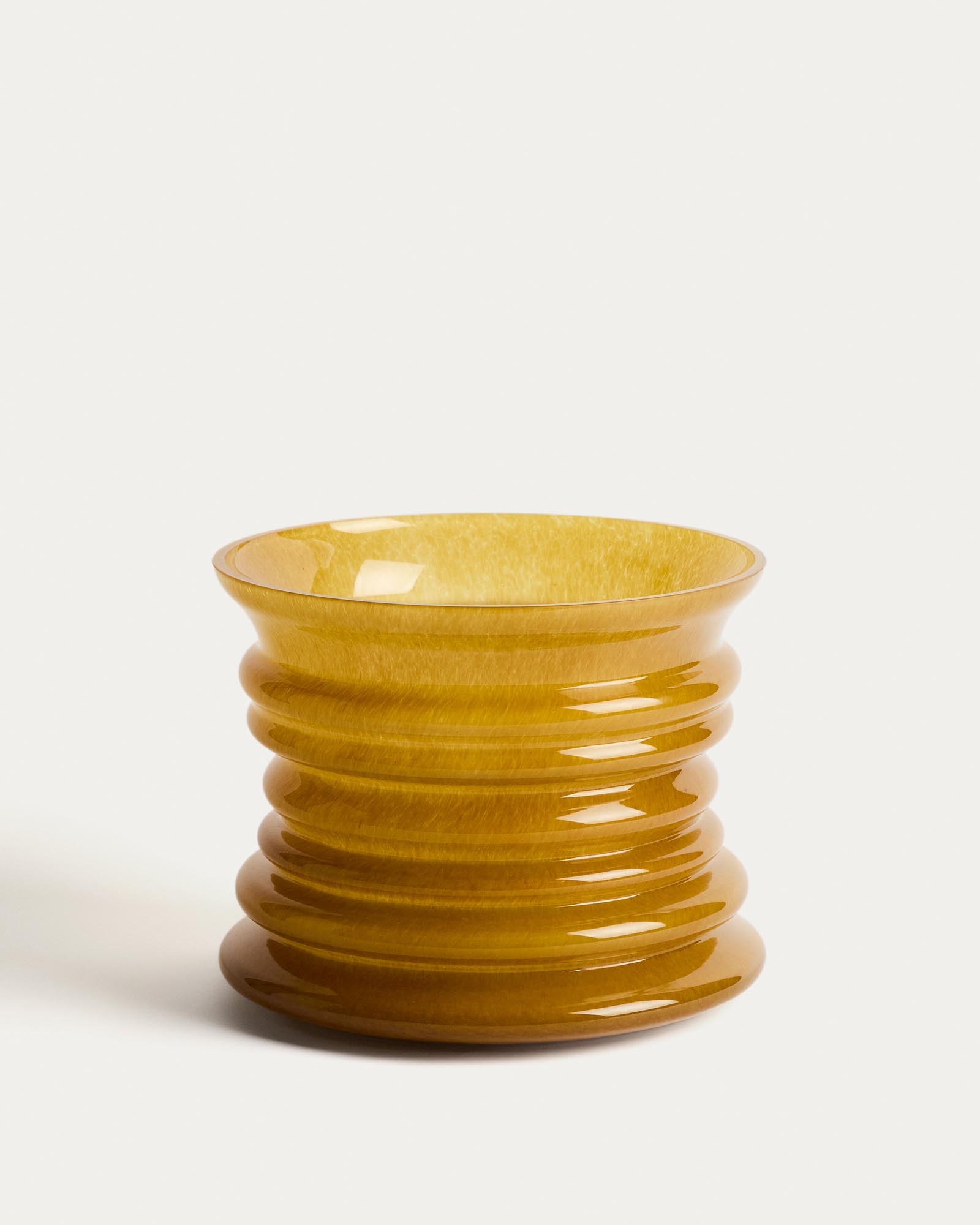 Vase Ambere aus gelbem Glas, 20 cm in Gelb präsentiert im Onlineshop von KAQTU Design AG. Vase ist von Kave Home