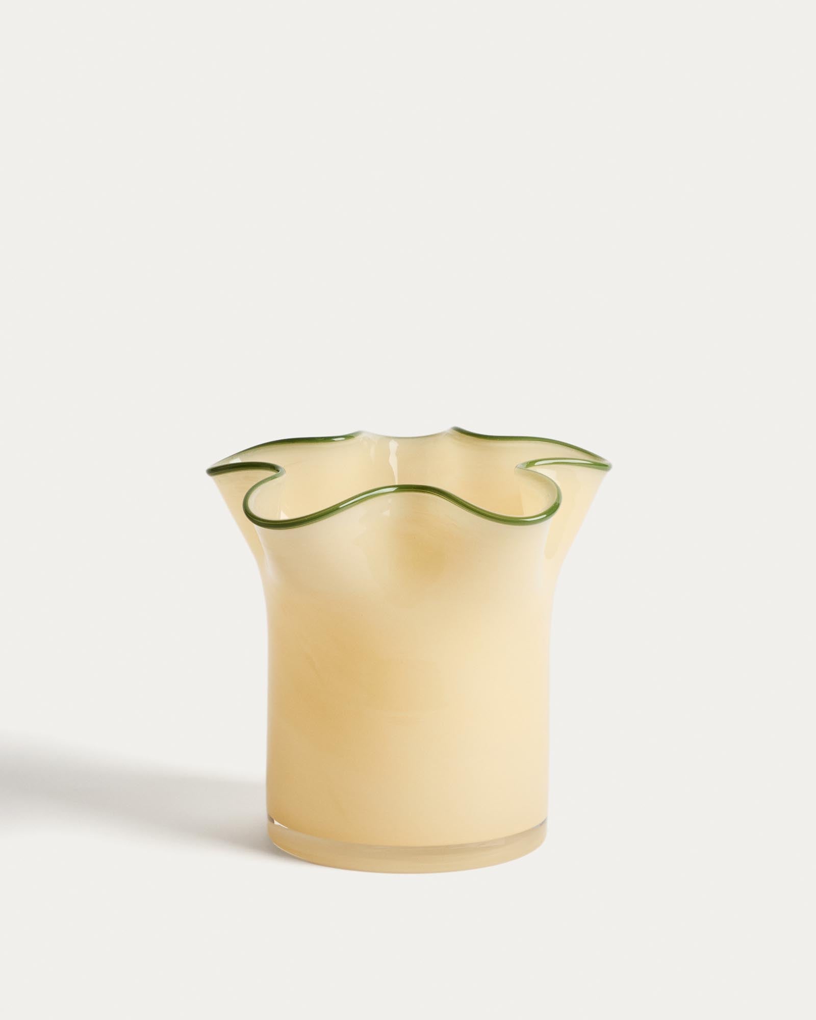Vase Endasi aus gelbem Glas, 19,5 cm in Gelb präsentiert im Onlineshop von KAQTU Design AG. Vase ist von Kave Home