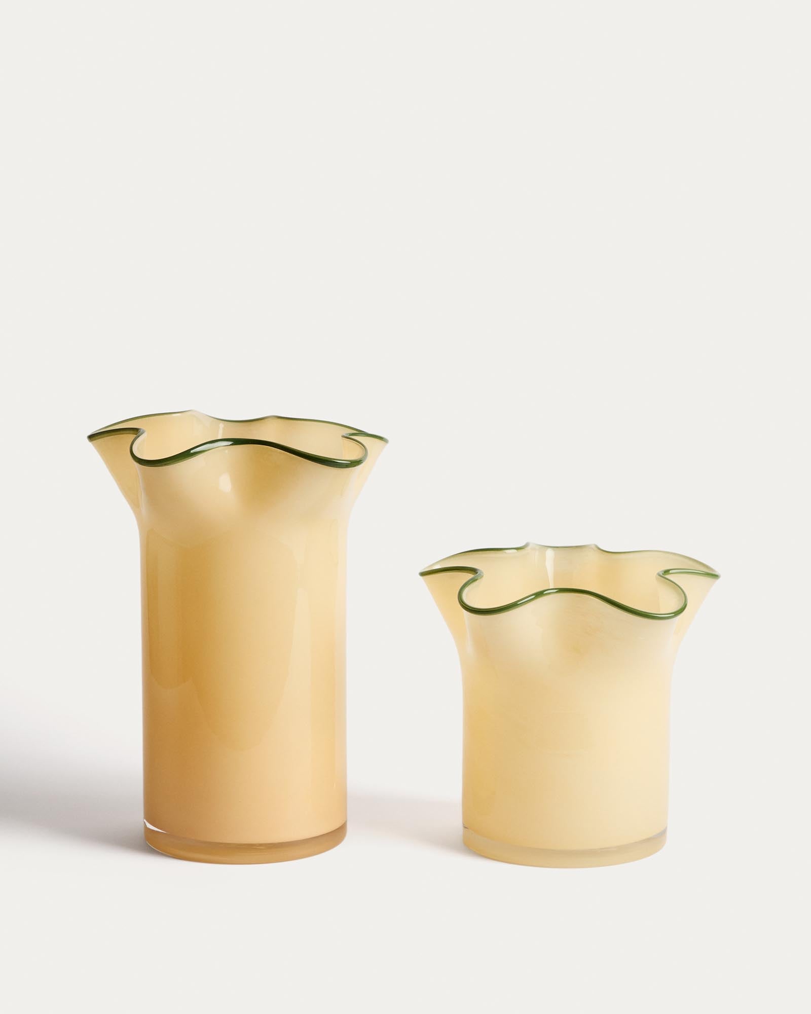 Stilvolle Endasi Vase aus leuchtendem gelben Glas, 19,5 cm hoch, perfekt für kreative Blumendekorationen und moderne Inneneinrichtungen.
