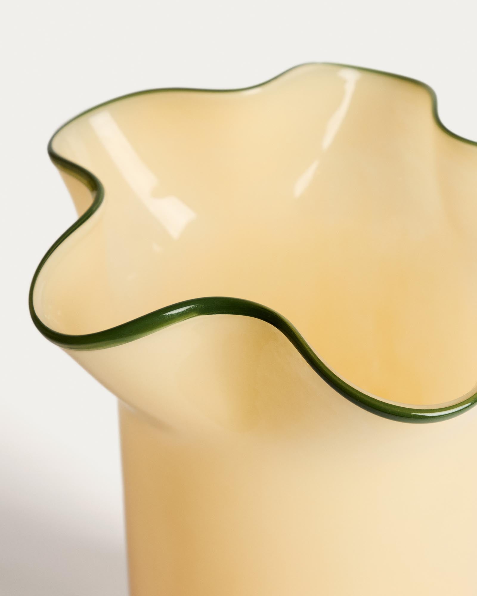 Elegante Endasi Vase aus strahlendem gelben Glas, 31 cm hoch, ideal für frische Blumenarrangements und stilvolle Wohnakzente.