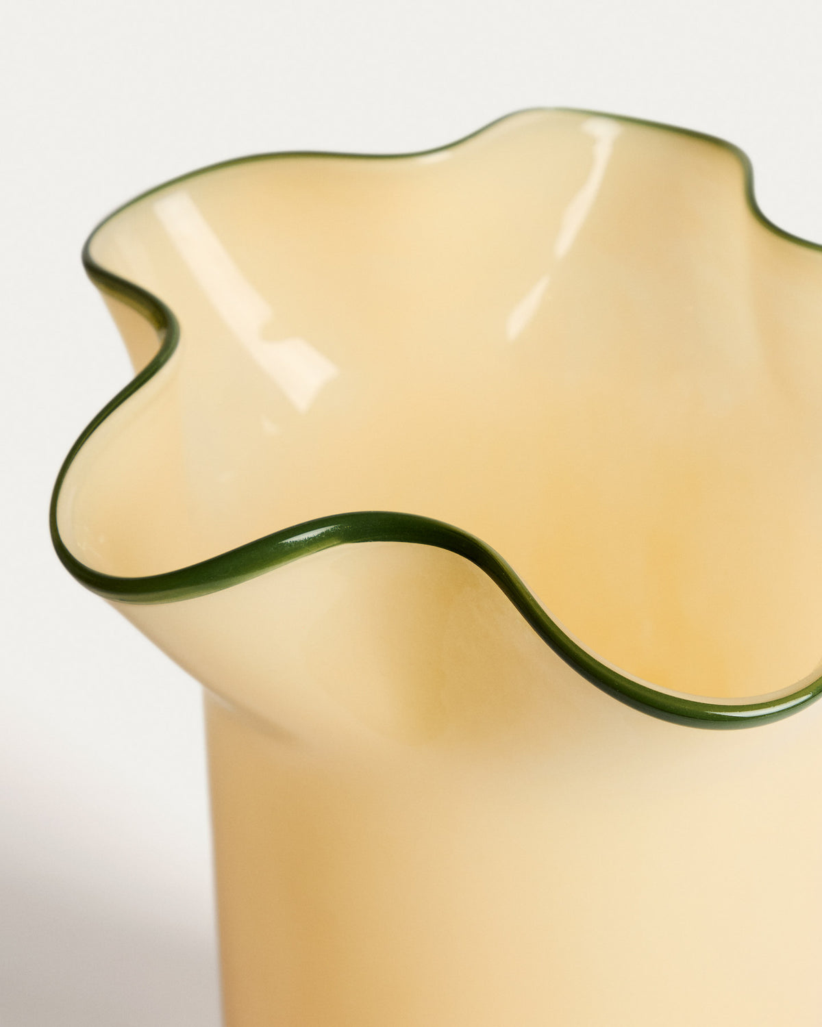 Vase Endasi aus gelbem Glas, 31 cm in Gelb, Grün präsentiert im Onlineshop von KAQTU Design AG. Vase ist von Kave Home