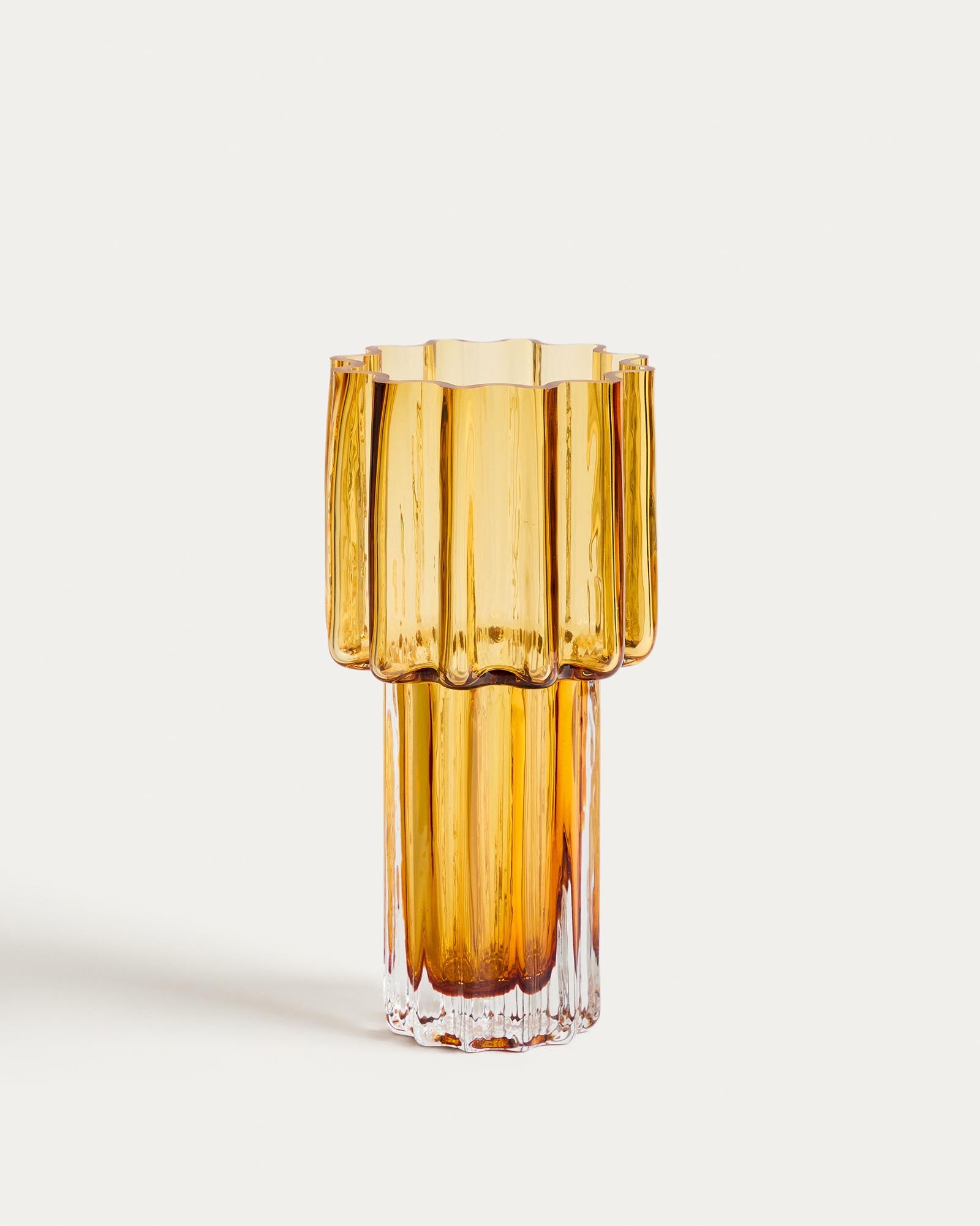 Vase Cristila aus orangefarbenem Glas, 30 cm in Braun präsentiert im Onlineshop von KAQTU Design AG. Vase ist von Kave Home