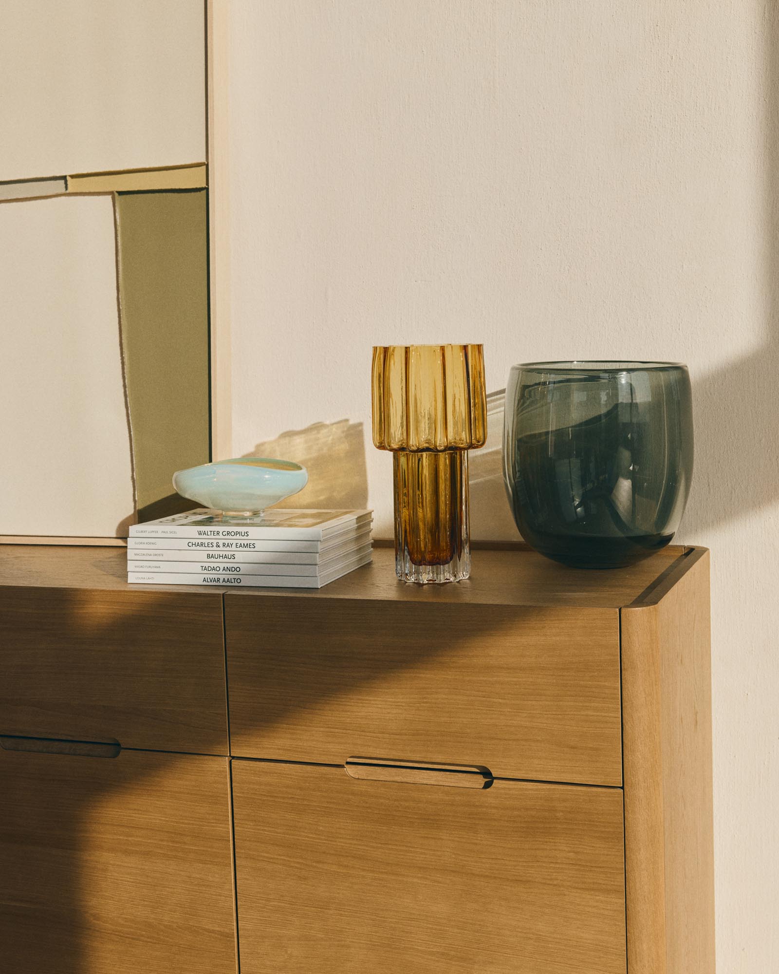 Elegante Vase Cristila aus leuchtend orangefarbenem Glas, 30 cm hoch, ideal für stilvolle Blumenarrangements und moderne Wohnräume.
