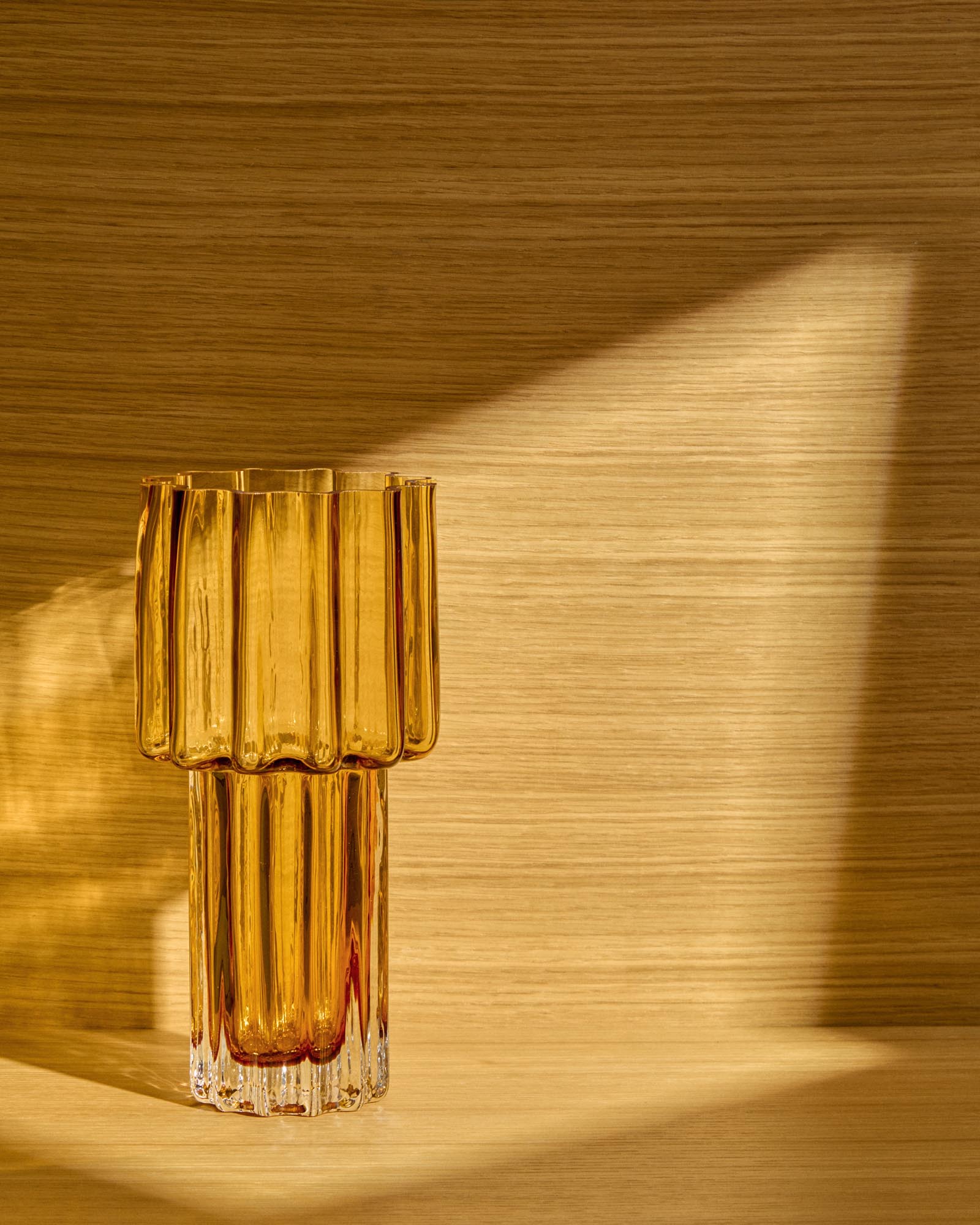 Stilvolle Vase Cristila aus strahlendem orangefarbenem Glas, 30 cm hoch, perfekt für kreative Dekoration und lebendige Akzente in jedem Raum.
