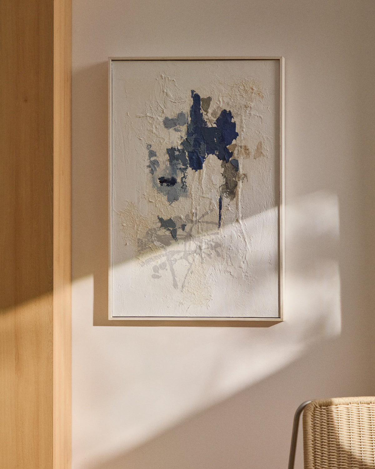 Handgemaltes abstraktes Bild Erale in Grau und Blau, 60 x 90 cm in Weiss, Schwarz, Grau, Beige, Blau präsentiert im Onlineshop von KAQTU Design AG. Bild ist von Kave Home