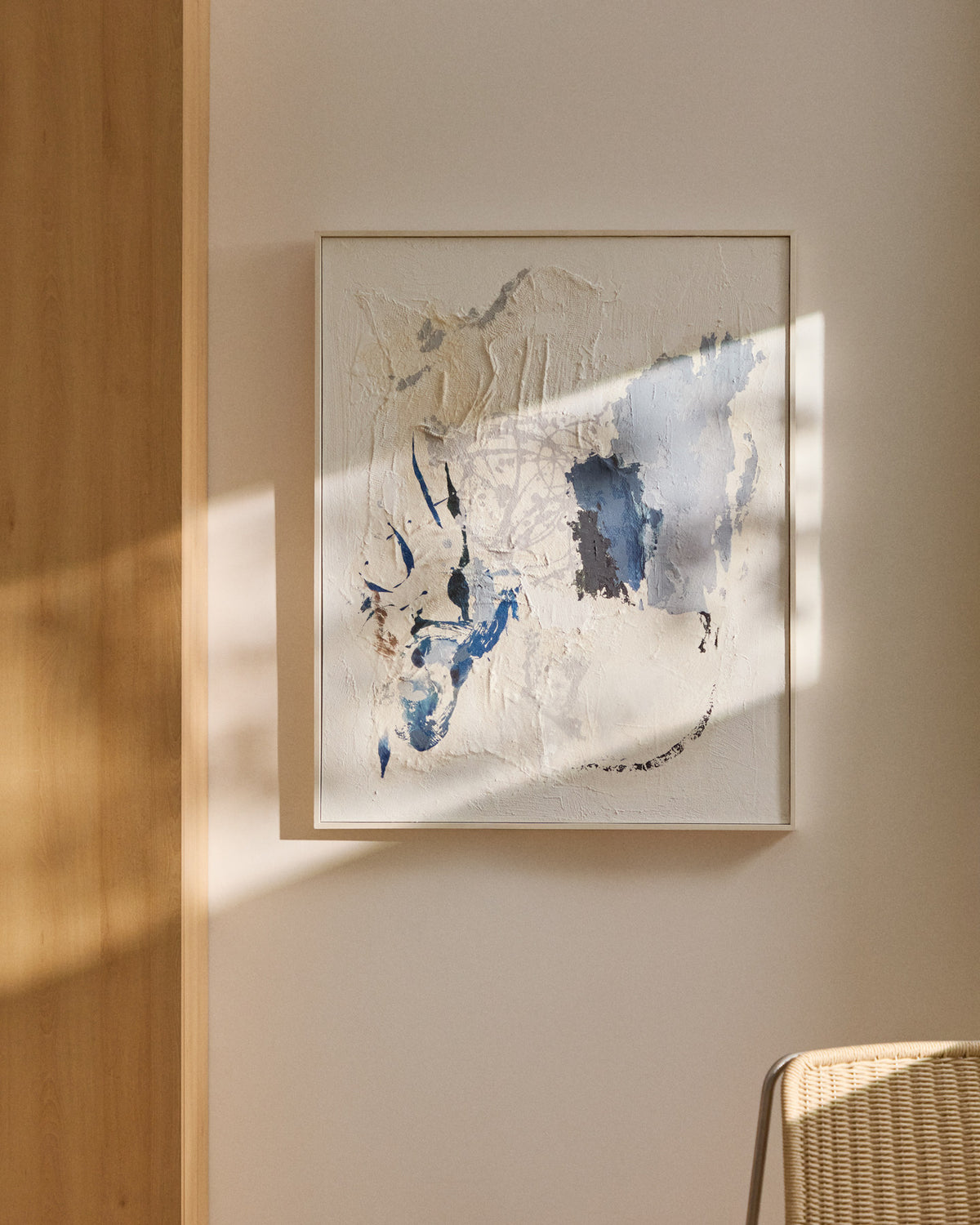 Handgemaltes abstraktes Bild Erale in Grau und Blau, 80 x 100 cm in Weiss, Schwarz, Grau, Beige, Blau präsentiert im Onlineshop von KAQTU Design AG. Bild ist von Kave Home