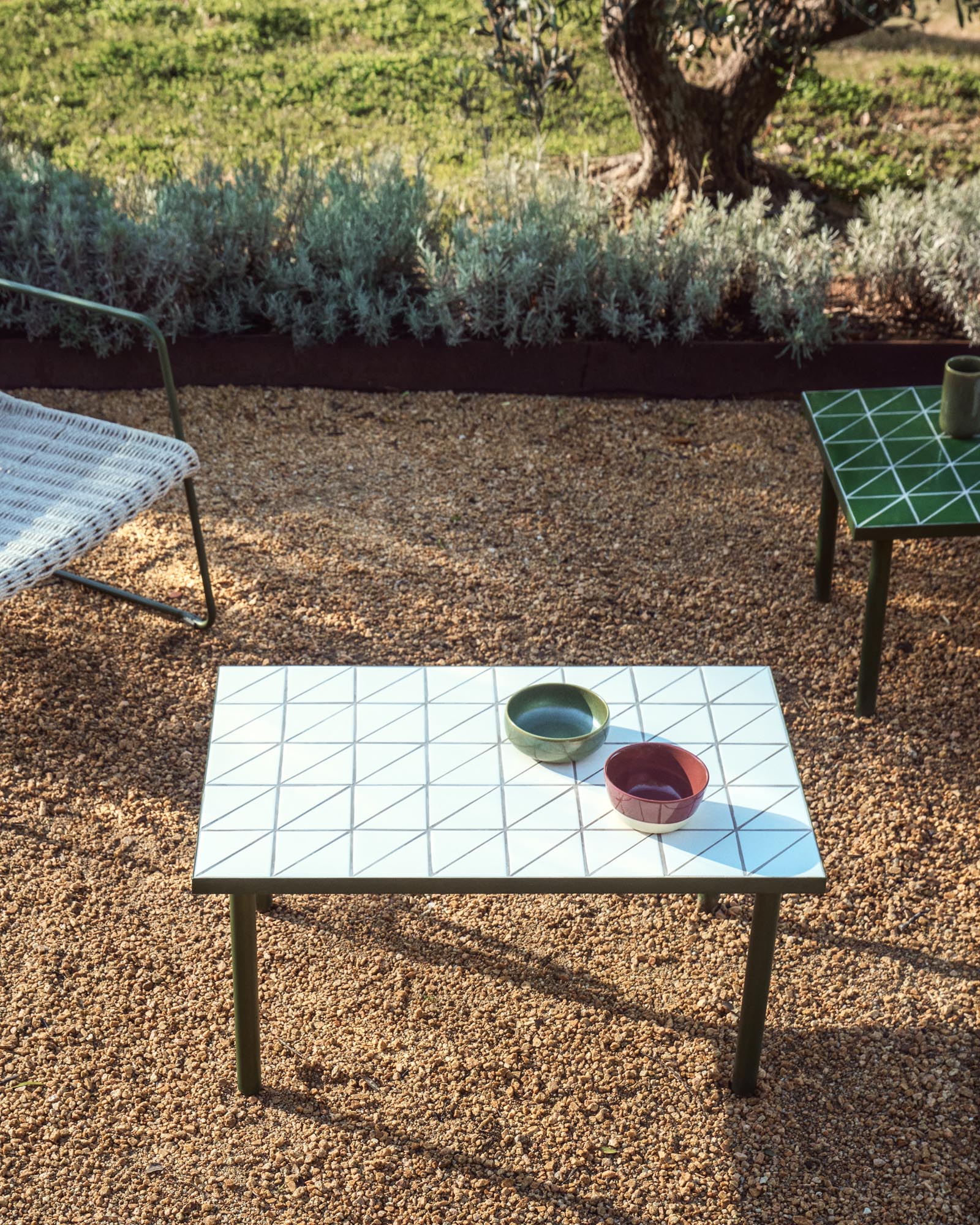 Elegante, granatrote Keramikschale Doren von Kave Home, ideal für stilvolle Tischdekoration und vielseitige Verwendung.