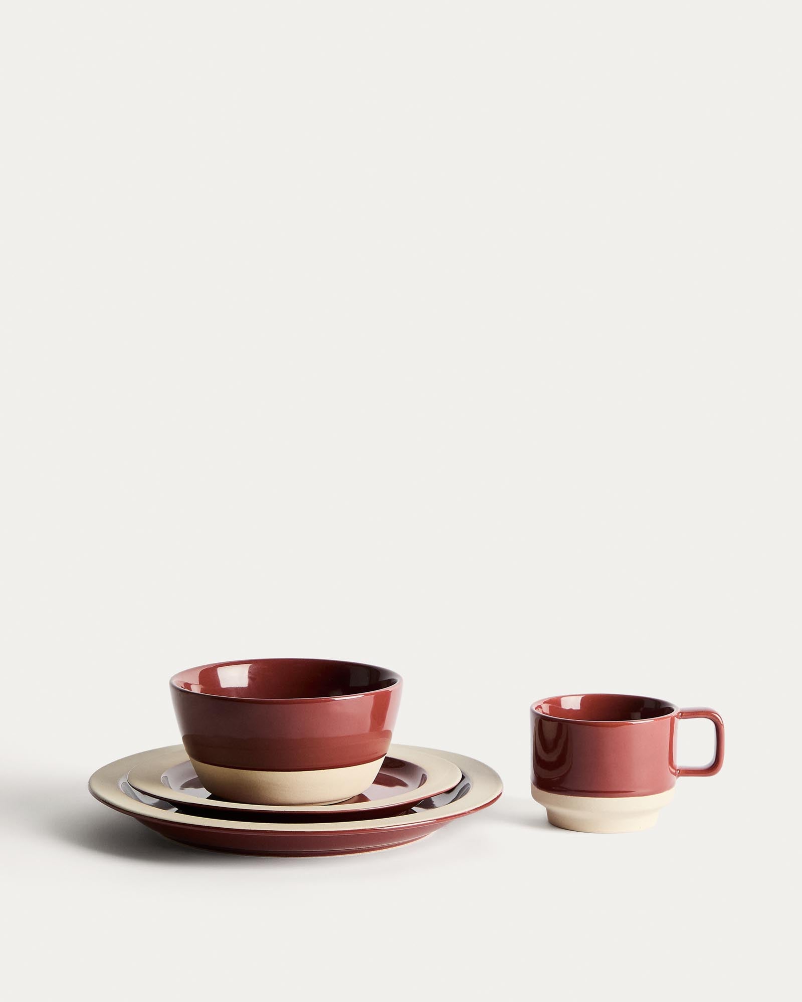 Tasse Doren aus Keramik in Granatrot in Weiss präsentiert im Onlineshop von KAQTU Design AG. Tasse ist von Kave Home