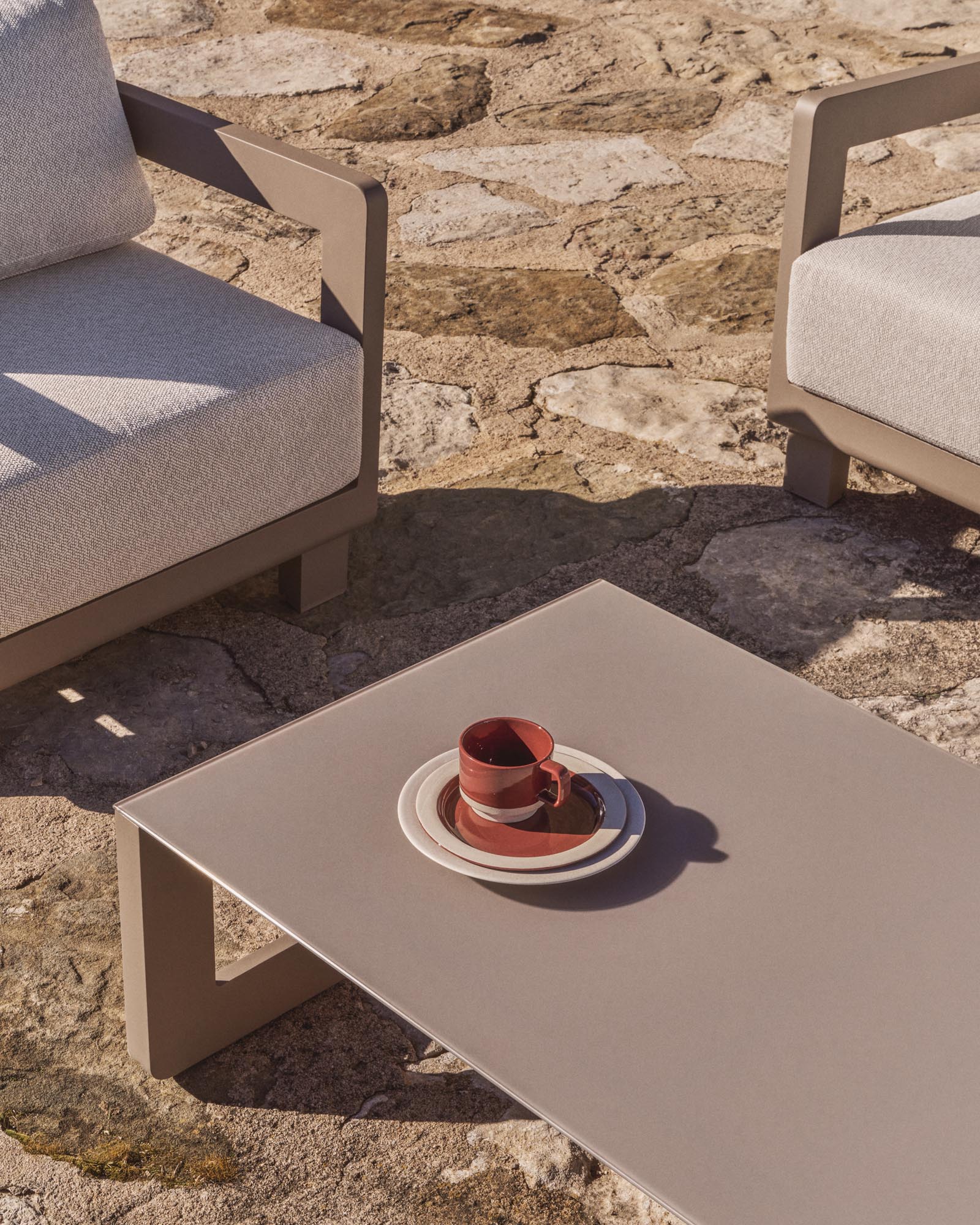 Teller Doren aus Keramik in Granatrot in Weiss präsentiert im Onlineshop von KAQTU Design AG. Teller ist von Kave Home