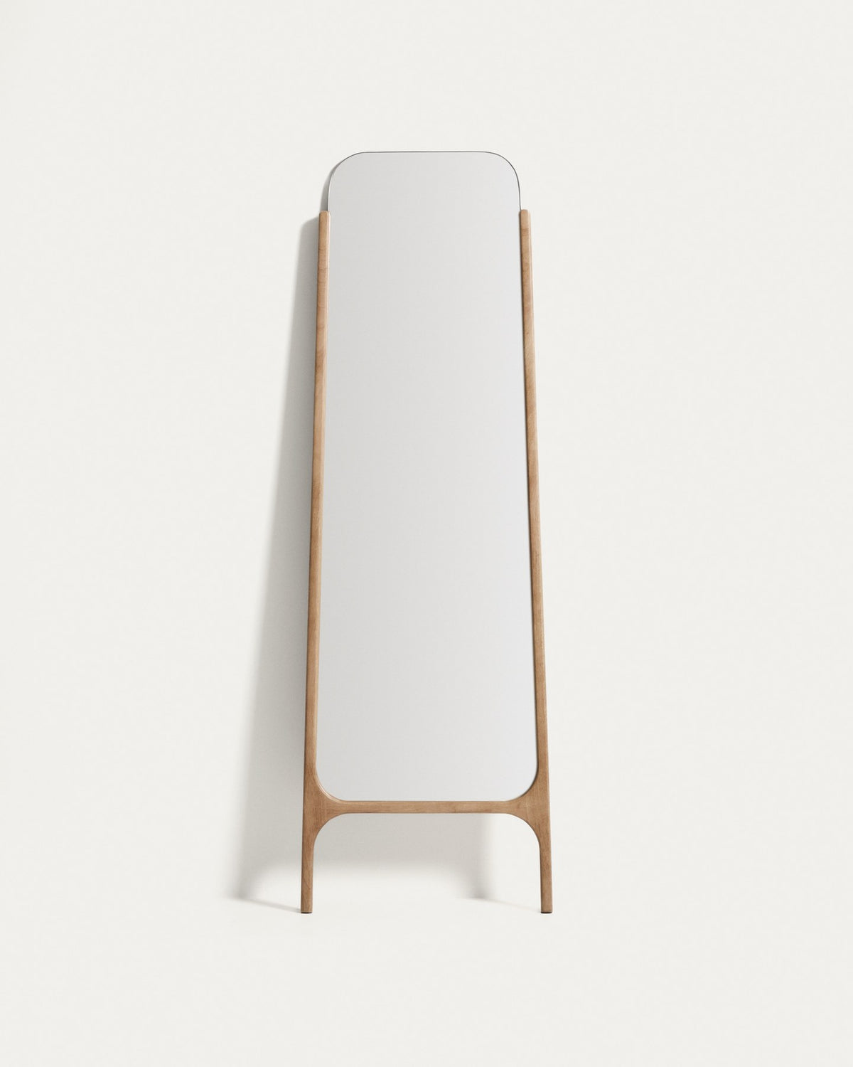 Standspiegel aus massivem Mangoholz in Natur und Braun, oval-rechteckige Form mit bogenförmiger offener Basis, Höhe 198 cm.