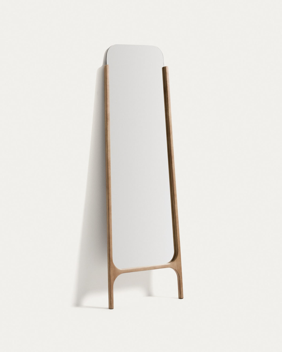 Standspiegel aus massivem Mangoholz in Natur und Braun, oval-rechteckige Form mit bogenförmiger offener Basis, Höhe 198 cm.
