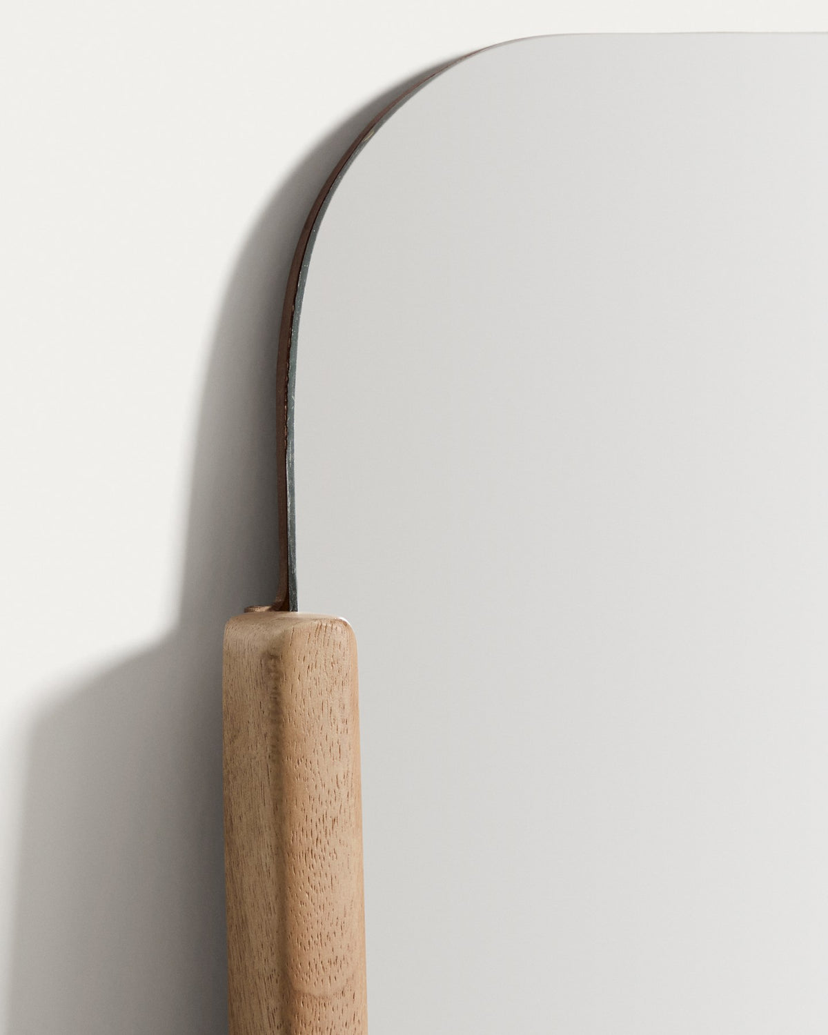 Standspiegel aus massivem Mangoholz in Natur und Braun, oval-rechteckige Form mit bogenförmiger offener Basis, Höhe 198 cm.