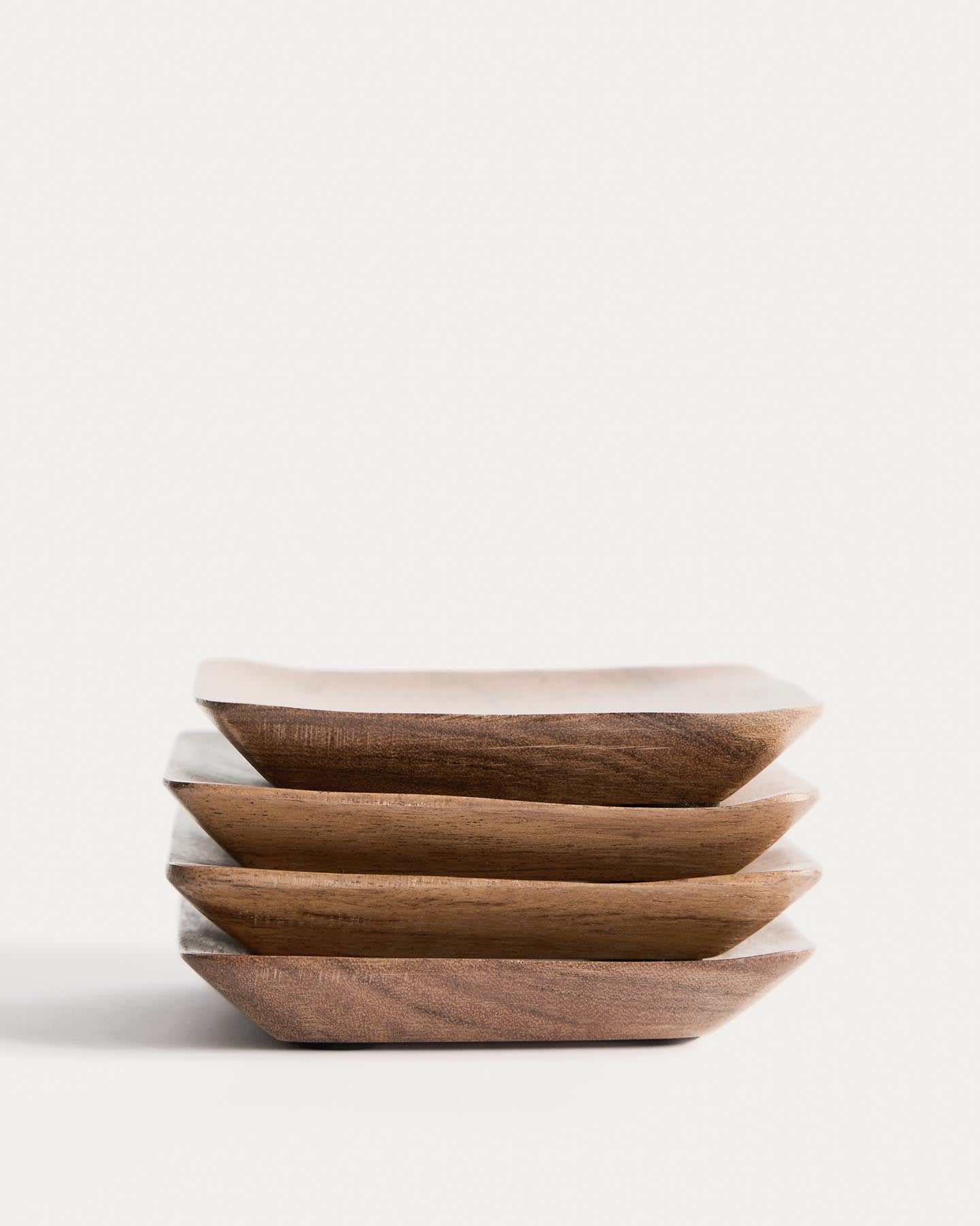 Set Rovin mit 4 Untersetzern aus Akazienholz in Braun präsentiert im Onlineshop von KAQTU Design AG. Glasuntersetzer ist von Kave Home