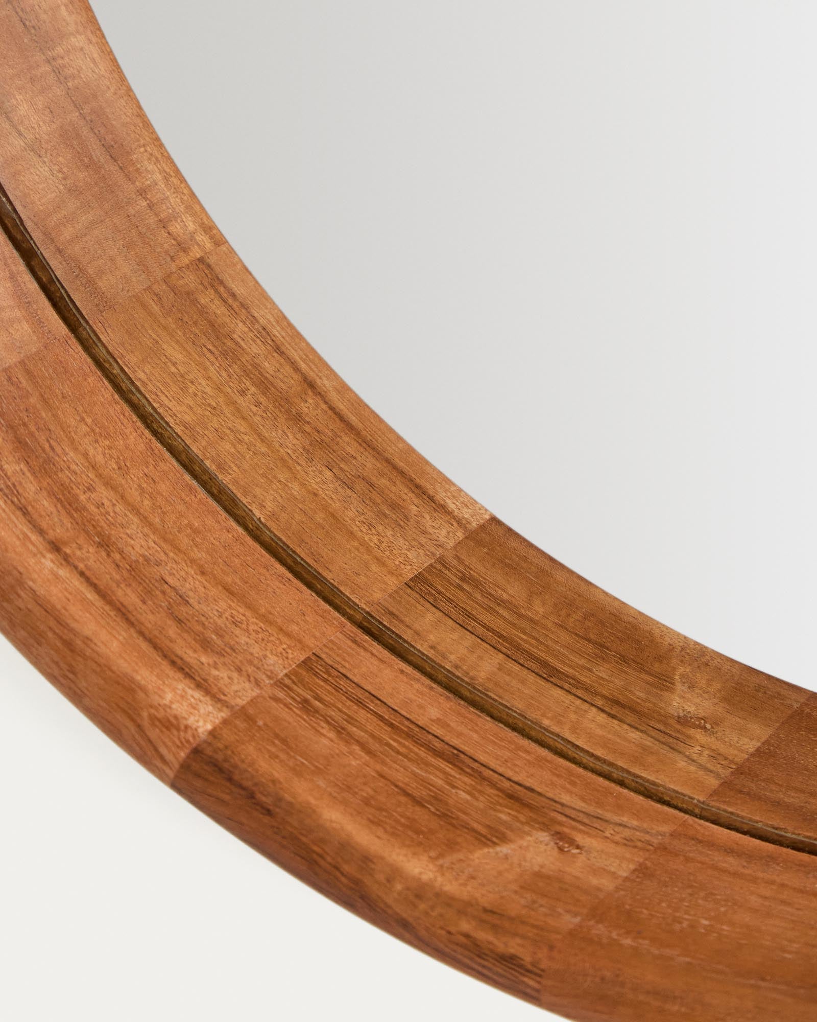 Runder Wandspiegel Berale aus edlem Akazienholz, Ø 49,5 cm, mit natürlicher Holzmaserung, perfekt für moderne und gemütliche Einrichtungsstile.