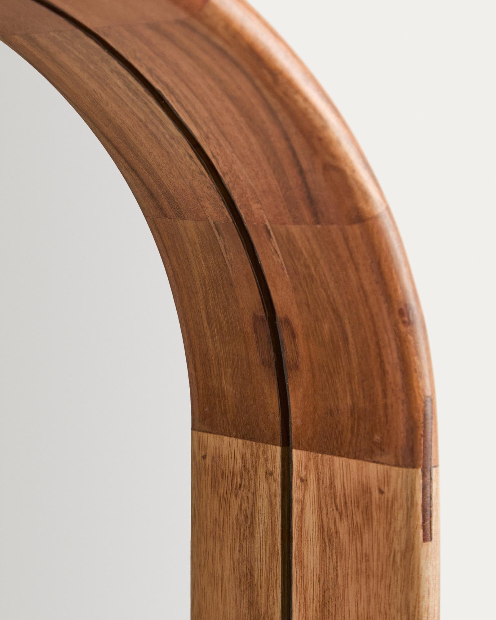 Stilvoller Akazienholz-Wandspiegel Berale, 76 x 33 cm, mit natürlicher Holzmaserung, perfekt für moderne und gemütliche Inneneinrichtungen.