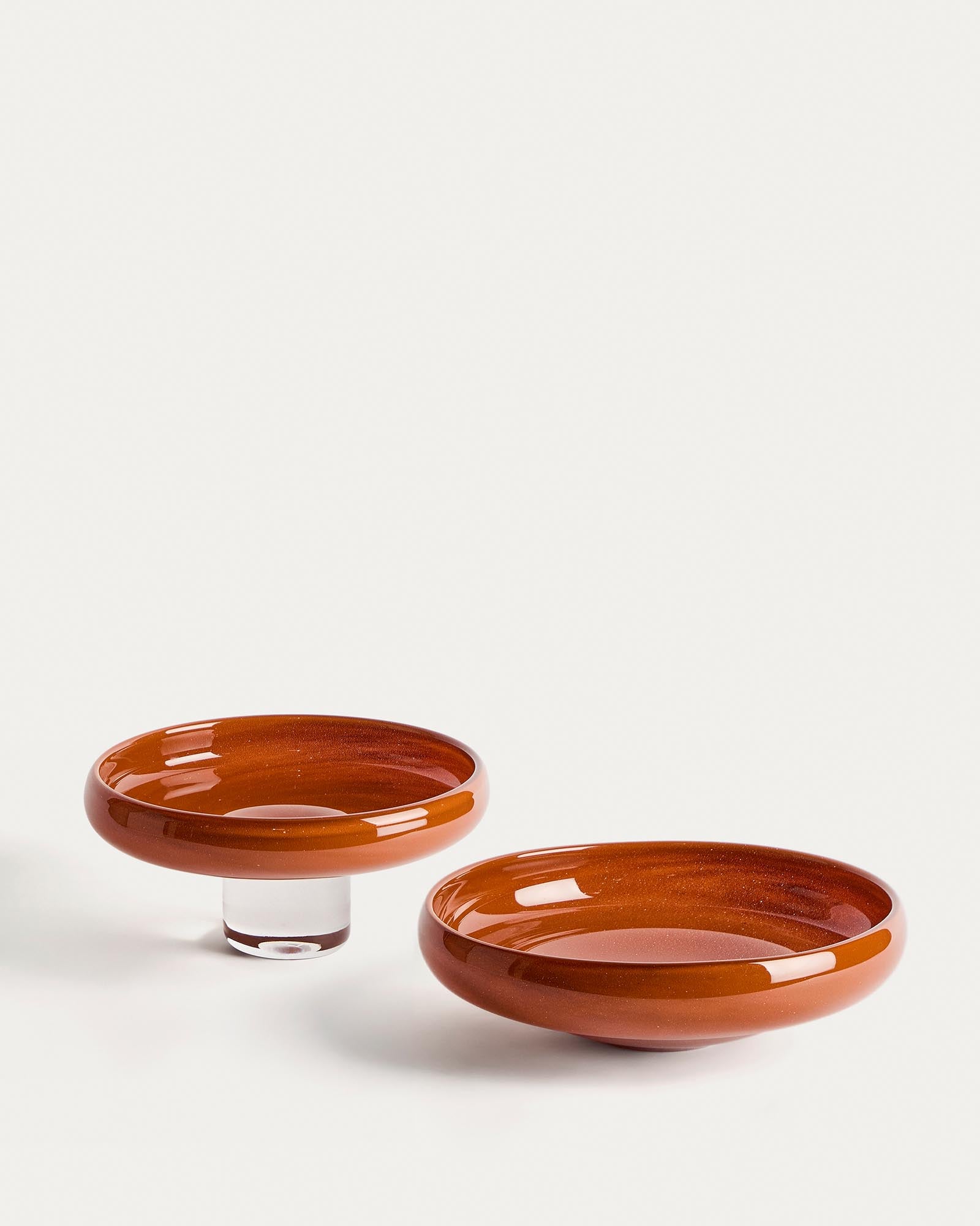 Tafelaufsatz Denuo aus rotem Glas, Ø 34 cm in Transparent präsentiert im Onlineshop von KAQTU Design AG. Schale ist von Kave Home