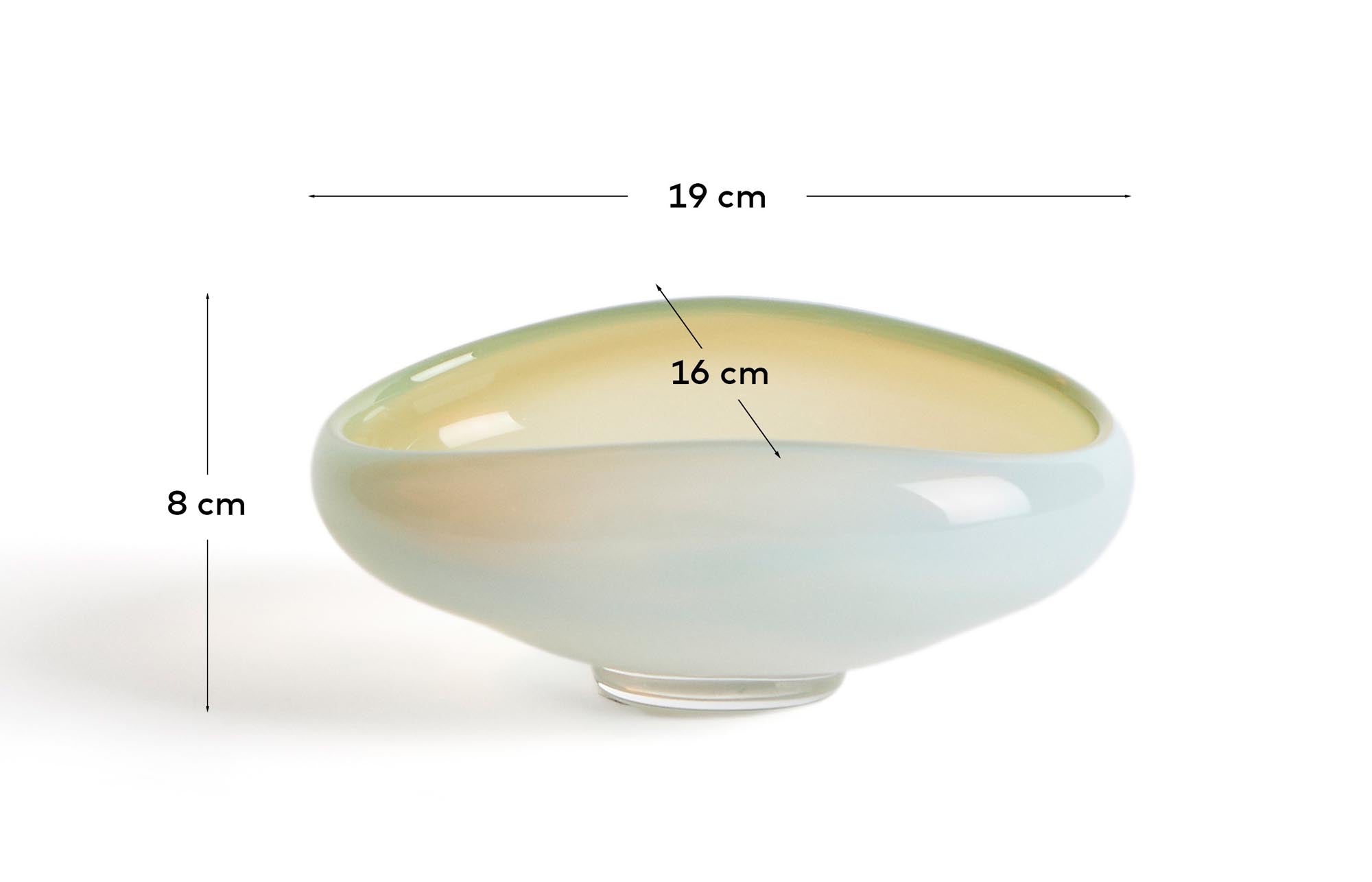 Eleganter Tafelaufsatz Nodila aus feinem weißen Glas, 19 x 14 cm, ideal für stilvolle Dekorationen und als Highlight in jedem Raum.