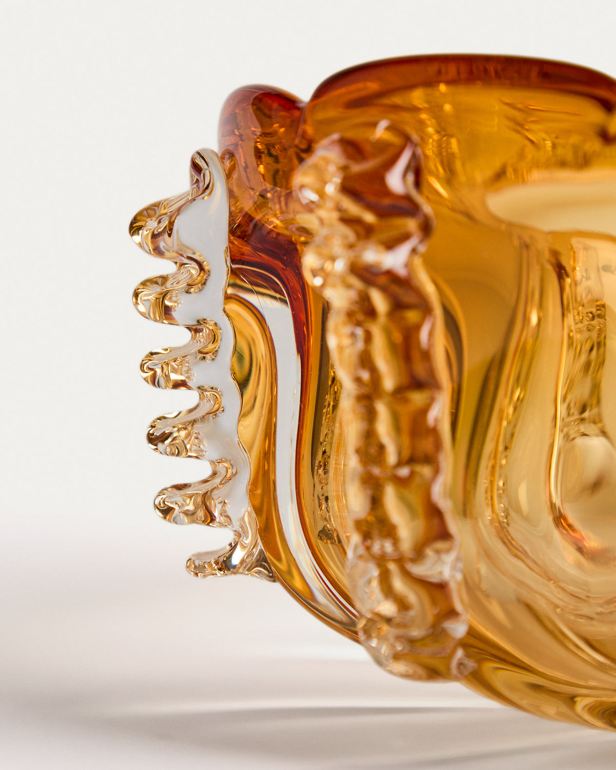 Tafelaufsatz Nicora aus orangefarbenem Glas, Ø 30 cm in Transparent präsentiert im Onlineshop von KAQTU Design AG. Vase ist von Kave Home