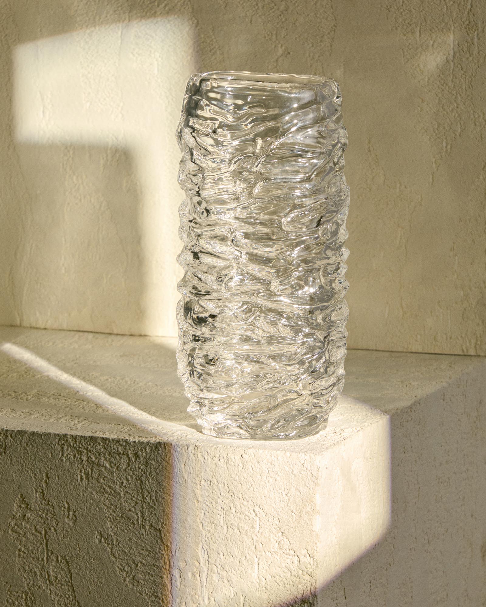 Schlichte und moderne Vase Vorma aus transparentem Glas, 29,5 cm hoch, perfekt für kreative Blumenarrangements und stilvolle Akzente.
