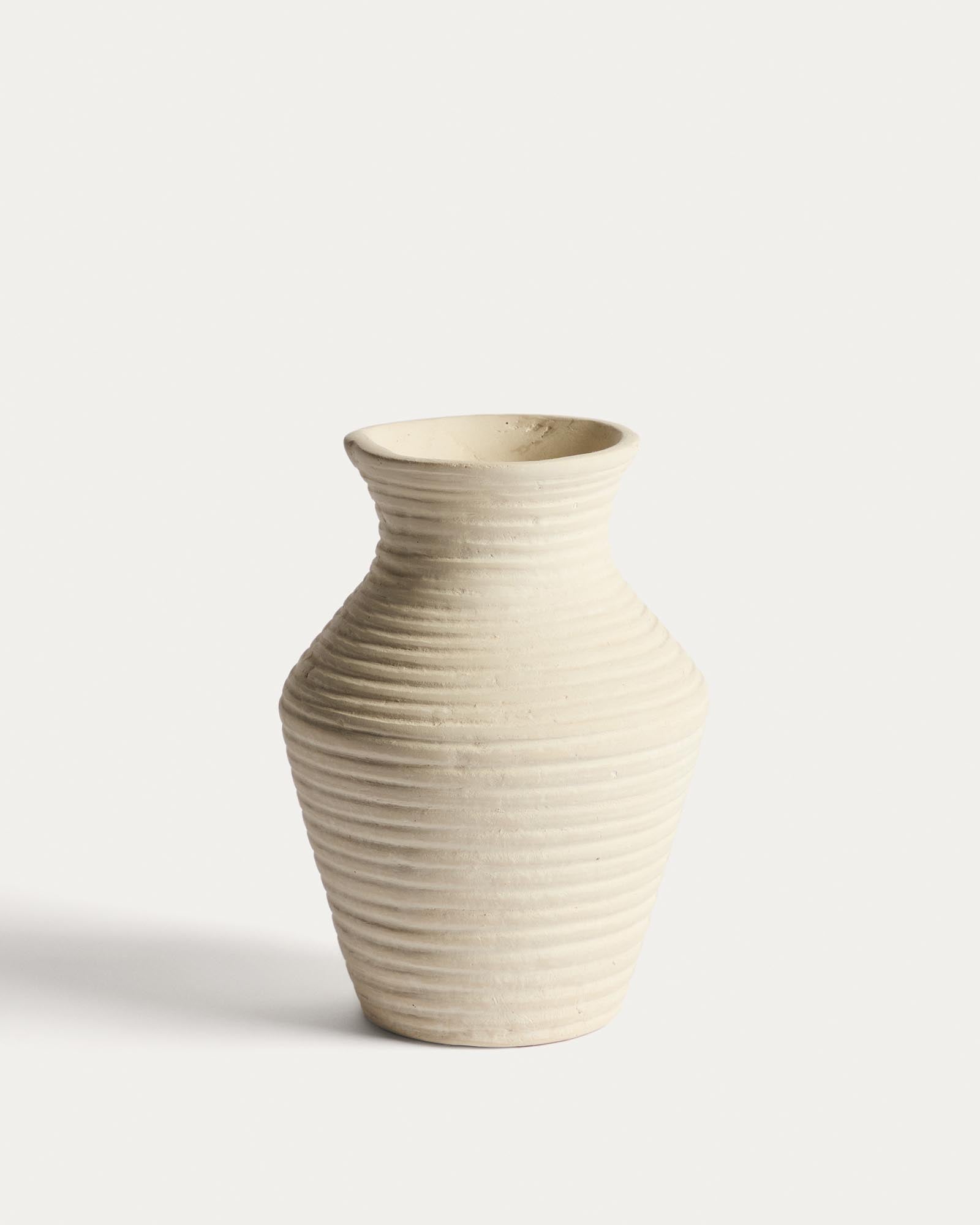 Beige Pappmaché-Vase Pria, 25 cm in Beige präsentiert im Onlineshop von KAQTU Design AG. Vase ist von Kave Home