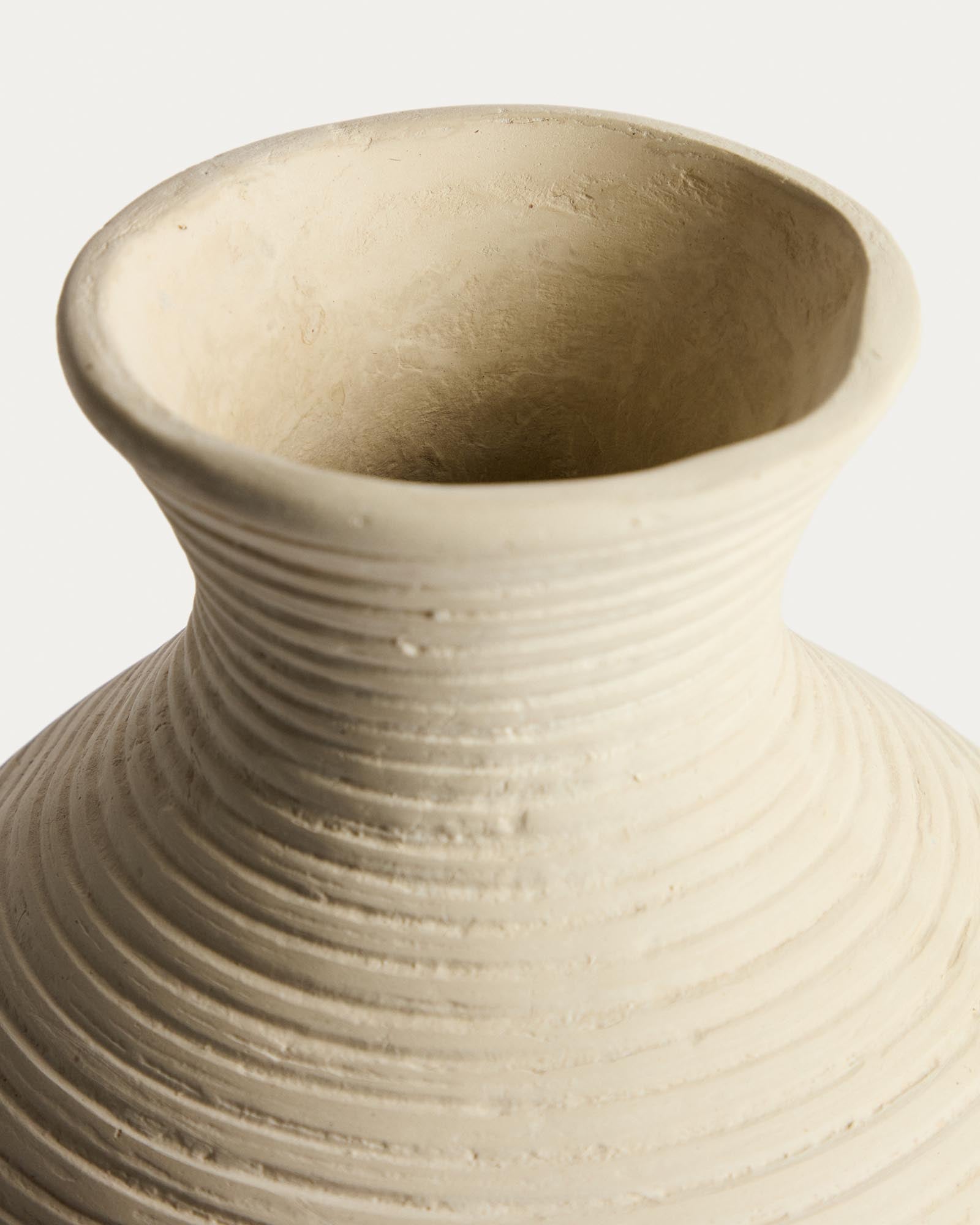 Beige Pappmaché-Vase Pria von Kave Home, 36 cm hoch, perfektes Accessoire für moderne Inneneinrichtungen und kreative Blumenarrangements.