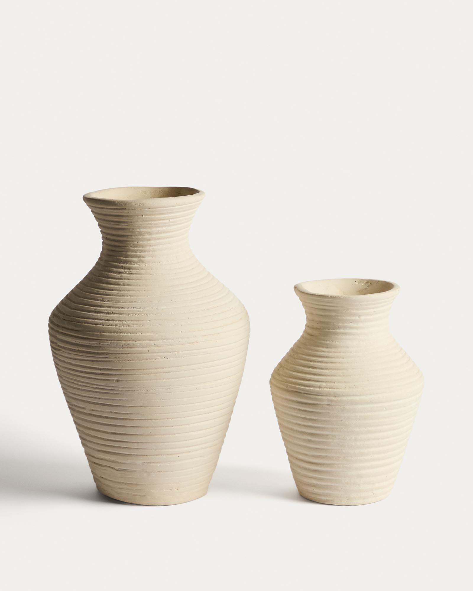 Elegante beige Pappmaché-Vase Pria von Kave Home, 36 cm hoch, ideal für stilvolle Dekoration und individuelle Blumenarrangements.