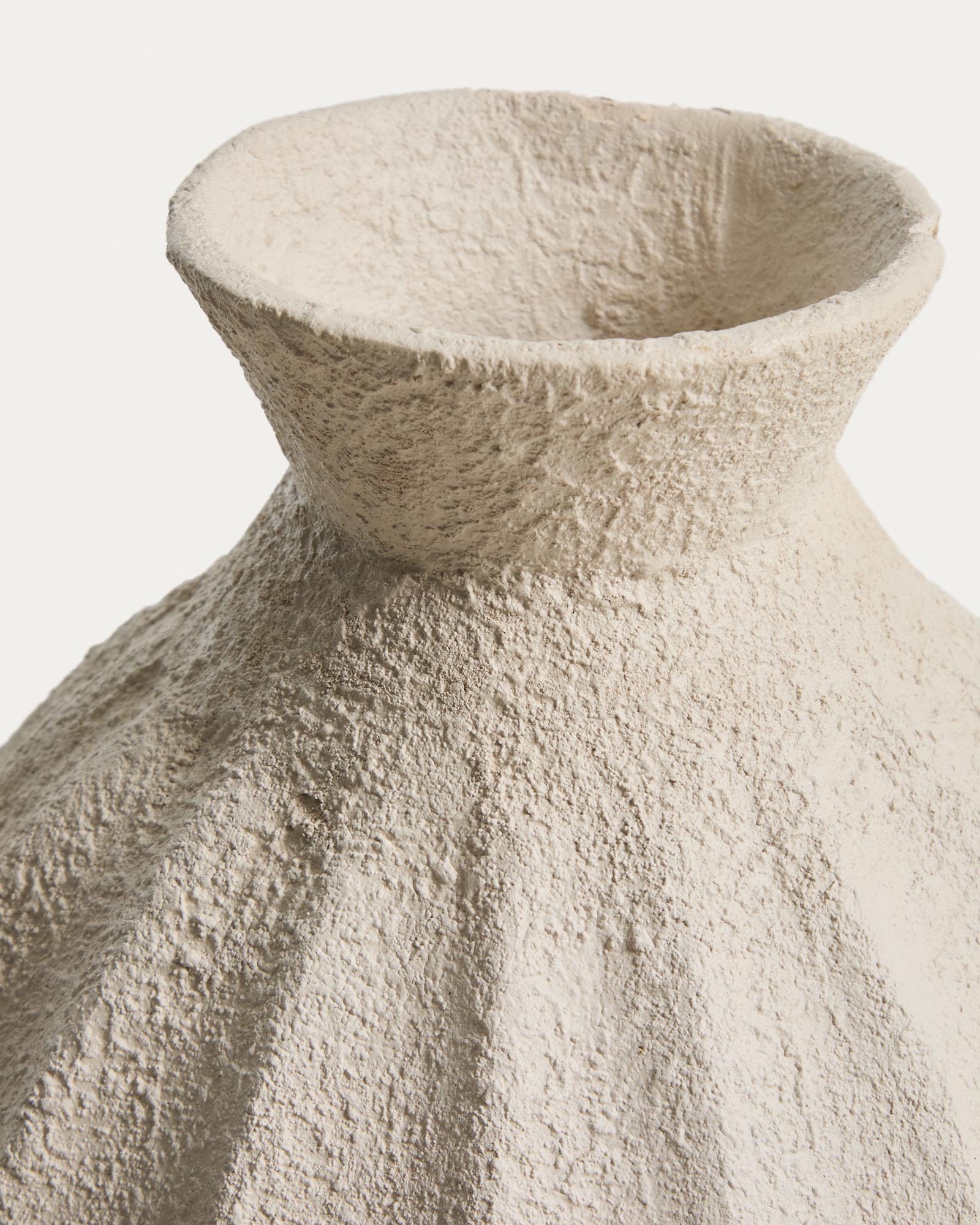 Elegante beige Pappmaché-Vase Arquena von Kave Home, 46 cm hoch, ideal für stilvolle Blumenarrangements und moderne Wohnakzente.
