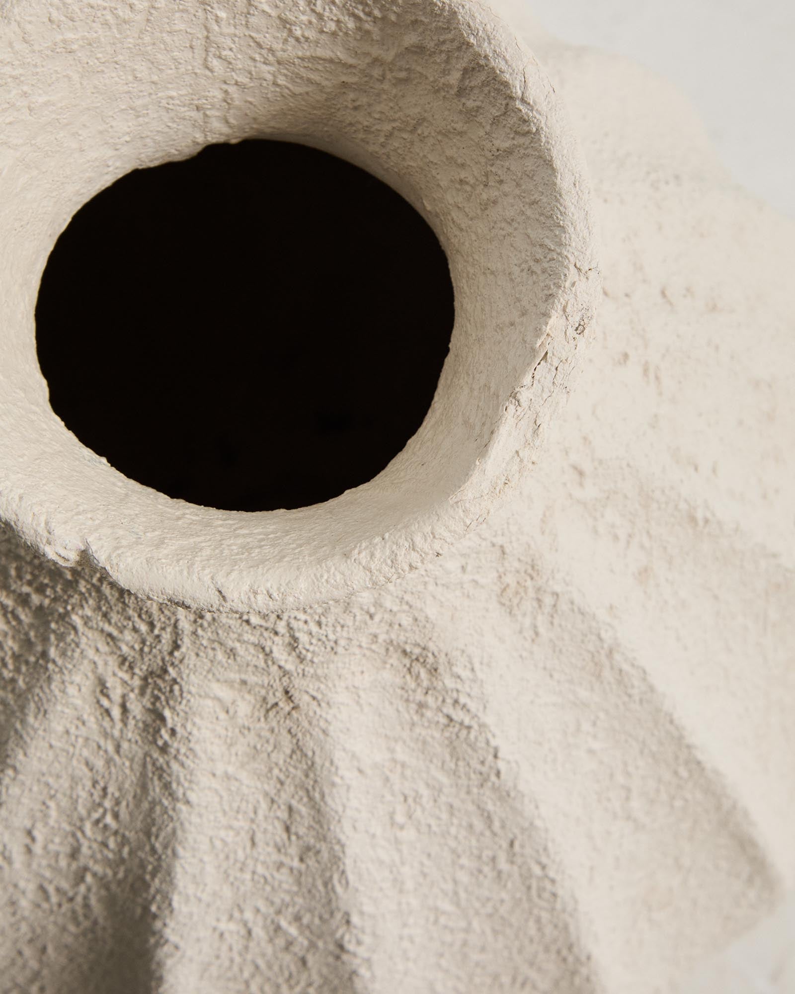 Stilvolle beige Pappmaché-Vase Arquena von Kave Home, 46 cm hoch, perfekt für kreative Dekoration und florale Akzente in jedem Raum.