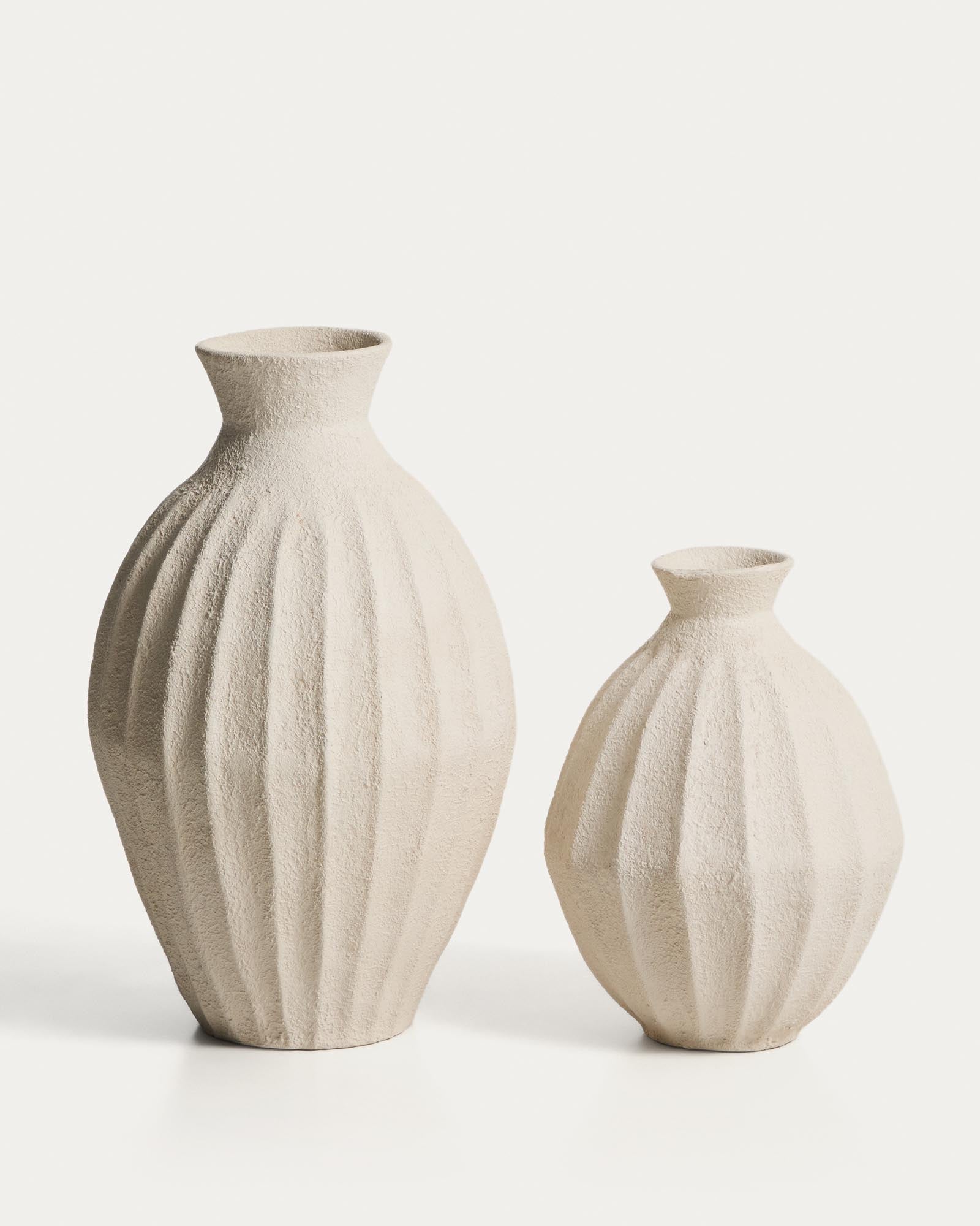 Stilvolle beige Pappmaché-Vase Arquena von Kave Home, 46 cm hoch, perfekt für kreative Dekoration und als Highlight in jedem Raum.