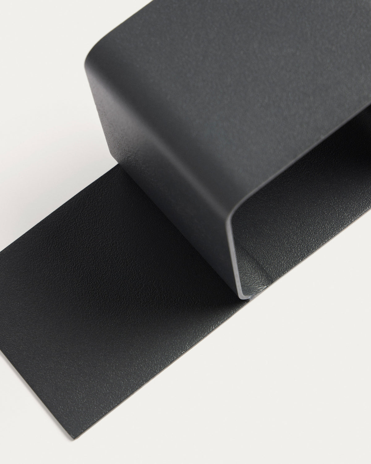 Buchstütze Mistra aus schwarzem Eisen in Schwarz präsentiert im Onlineshop von KAQTU Design AG. Büromaterial ist von Kave Home