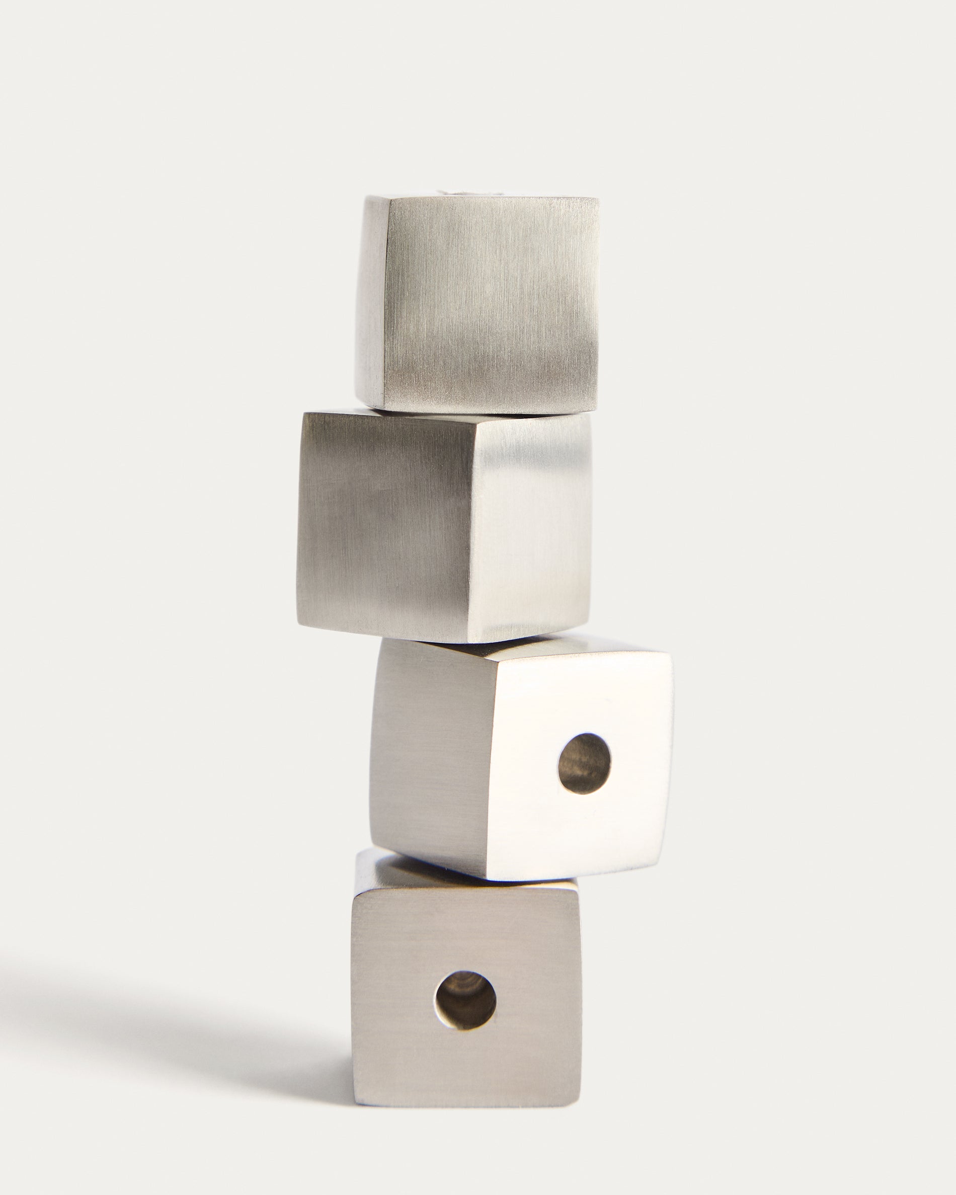 Set Acadia mit 4 Kerzenhaltern aus Edelstahl mit matt silbernem Finish in Grau präsentiert im Onlineshop von KAQTU Design AG. Kerzenständer ist von Kave Home