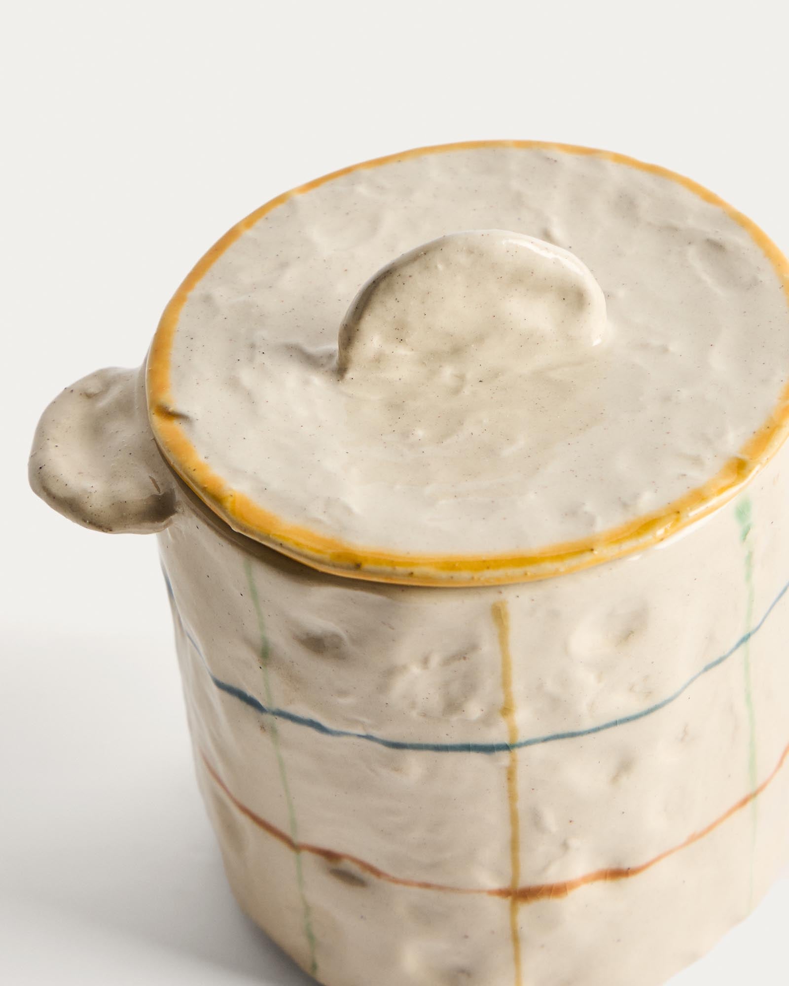 Topf Belor aus Keramik mit bunten Linien, 13,5 cm in Weiss präsentiert im Onlineshop von KAQTU Design AG. Aufbewahrungsbehälter ist von Kave Home