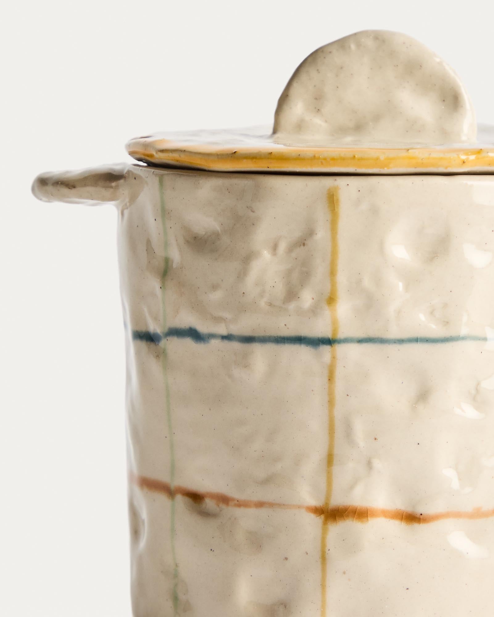 Topf Belor aus Keramik mit bunten Linien, 13,5 cm in Weiss präsentiert im Onlineshop von KAQTU Design AG. Aufbewahrungsbehälter ist von Kave Home