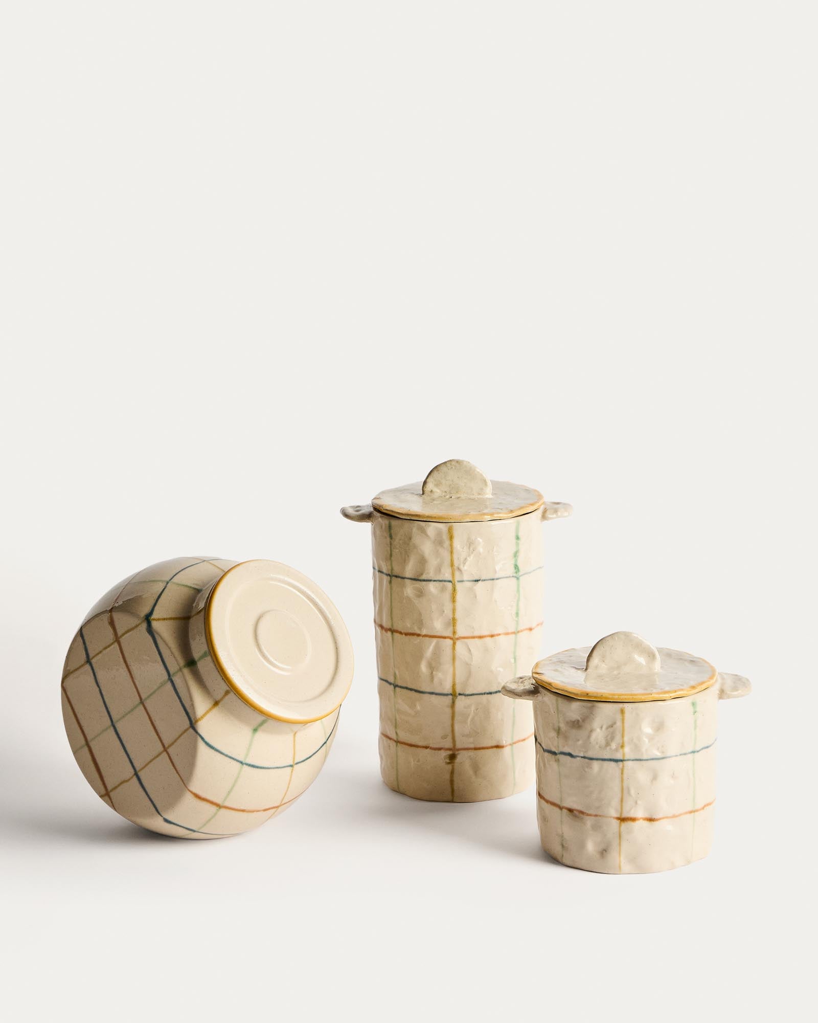 Topf Belor aus Keramik mit bunten Linien, 13,5 cm in Weiss präsentiert im Onlineshop von KAQTU Design AG. Aufbewahrungsbehälter ist von Kave Home