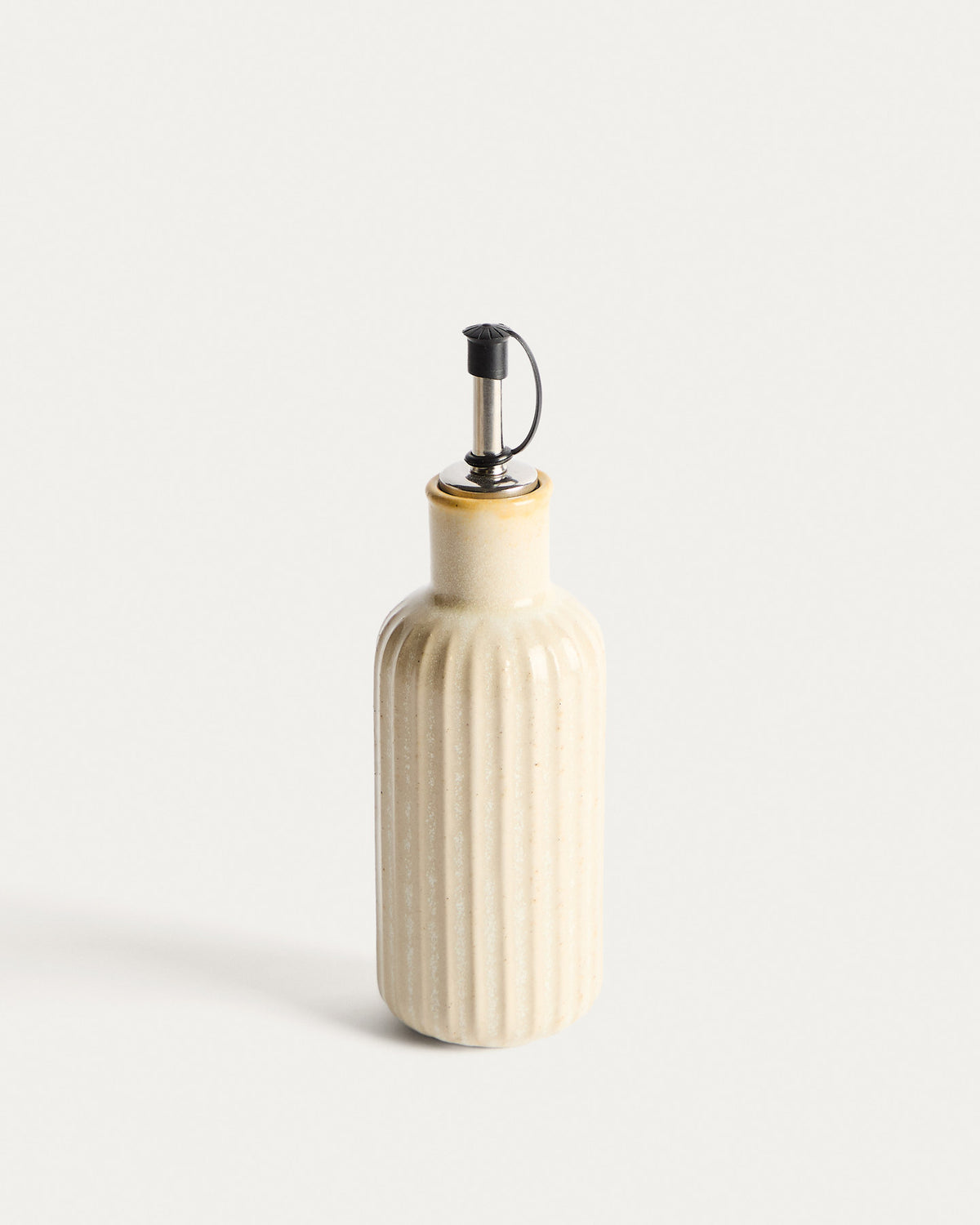 Ölflasche Belor aus Keramik in Weiss in Weiss, Gelb präsentiert im Onlineshop von KAQTU Design AG. Öl & Essig ist von Kave Home
